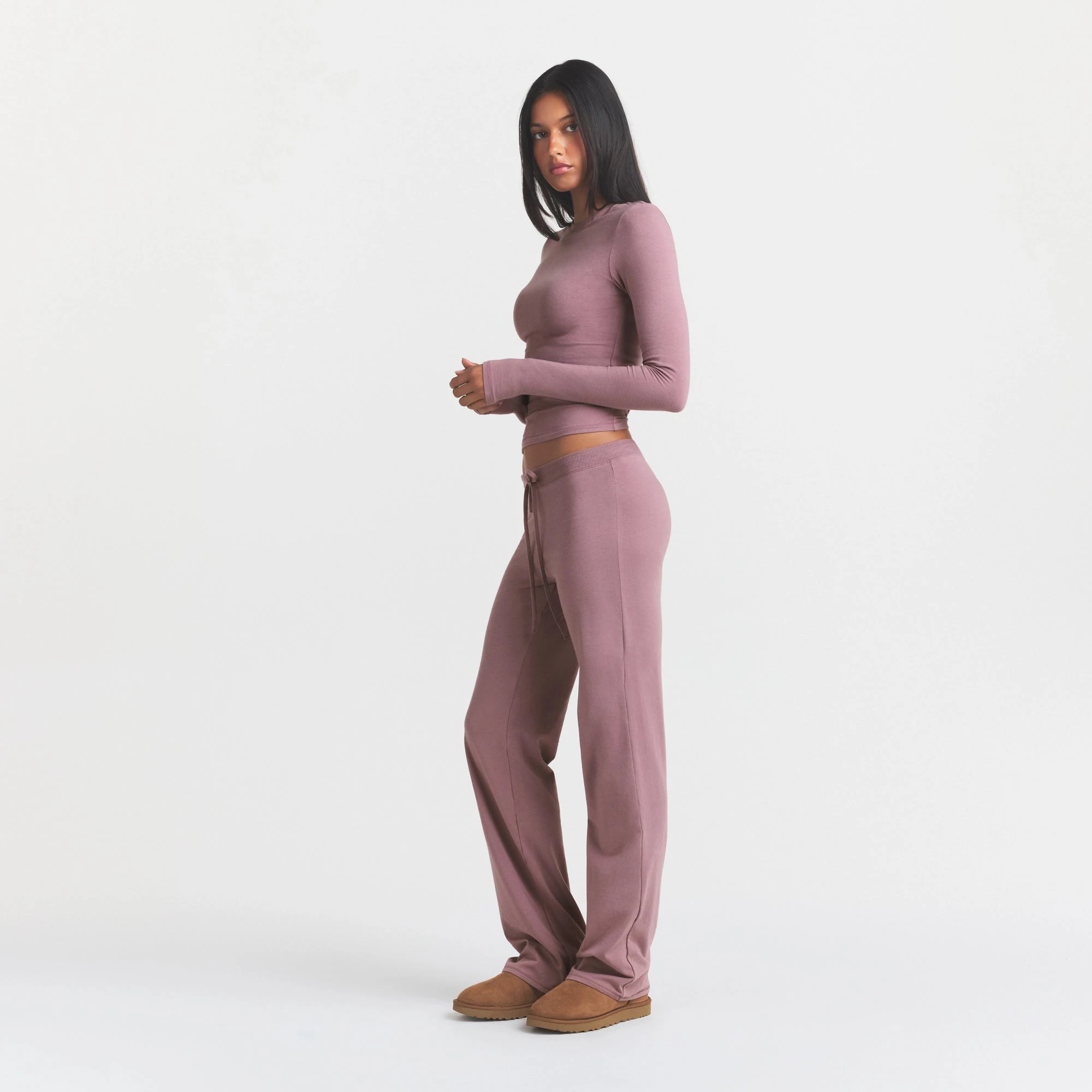 COTTON JERSEY STRAIGHT LEG PANT | MUTED MAUVE ON A MODEL SIDE VIEW @ | FOCUS: 0.0, 1.0, 0.9
