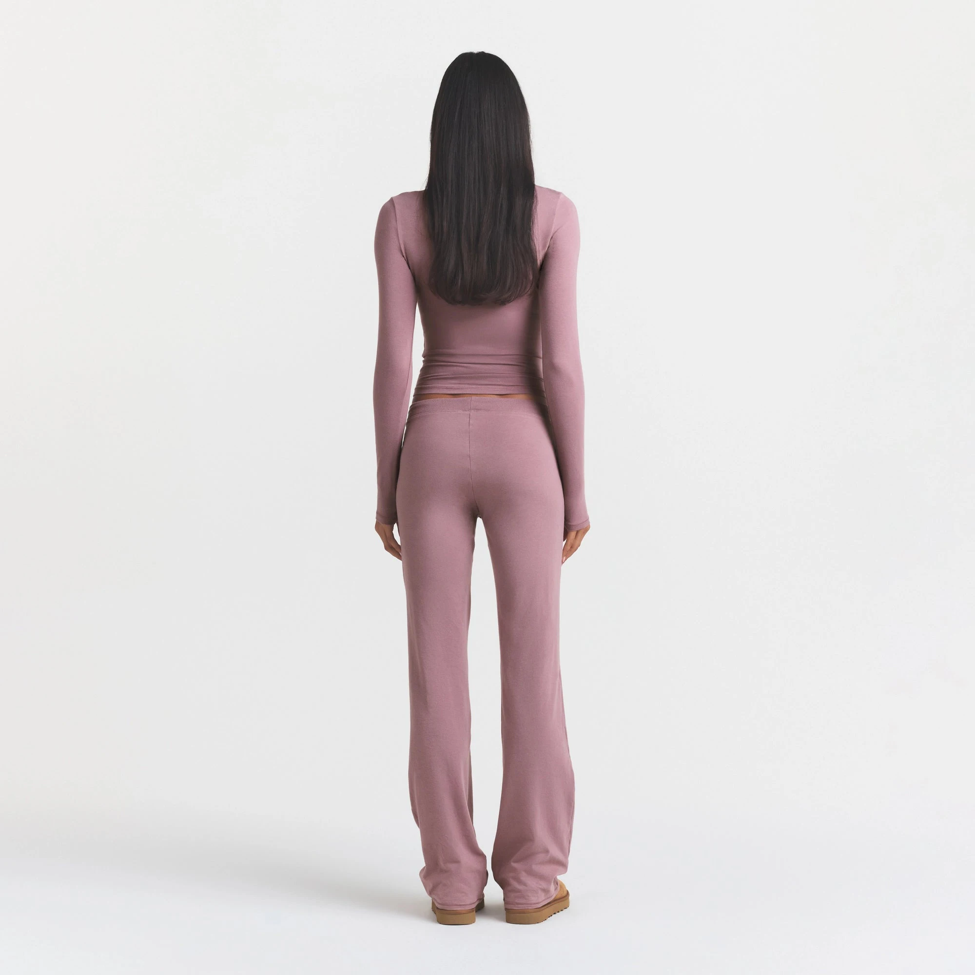 COTTON JERSEY STRAIGHT LEG PANT | MUTED MAUVE ON A MODEL BACK VIEW @ | FOCUS: 0.0, 1.0, 0.9