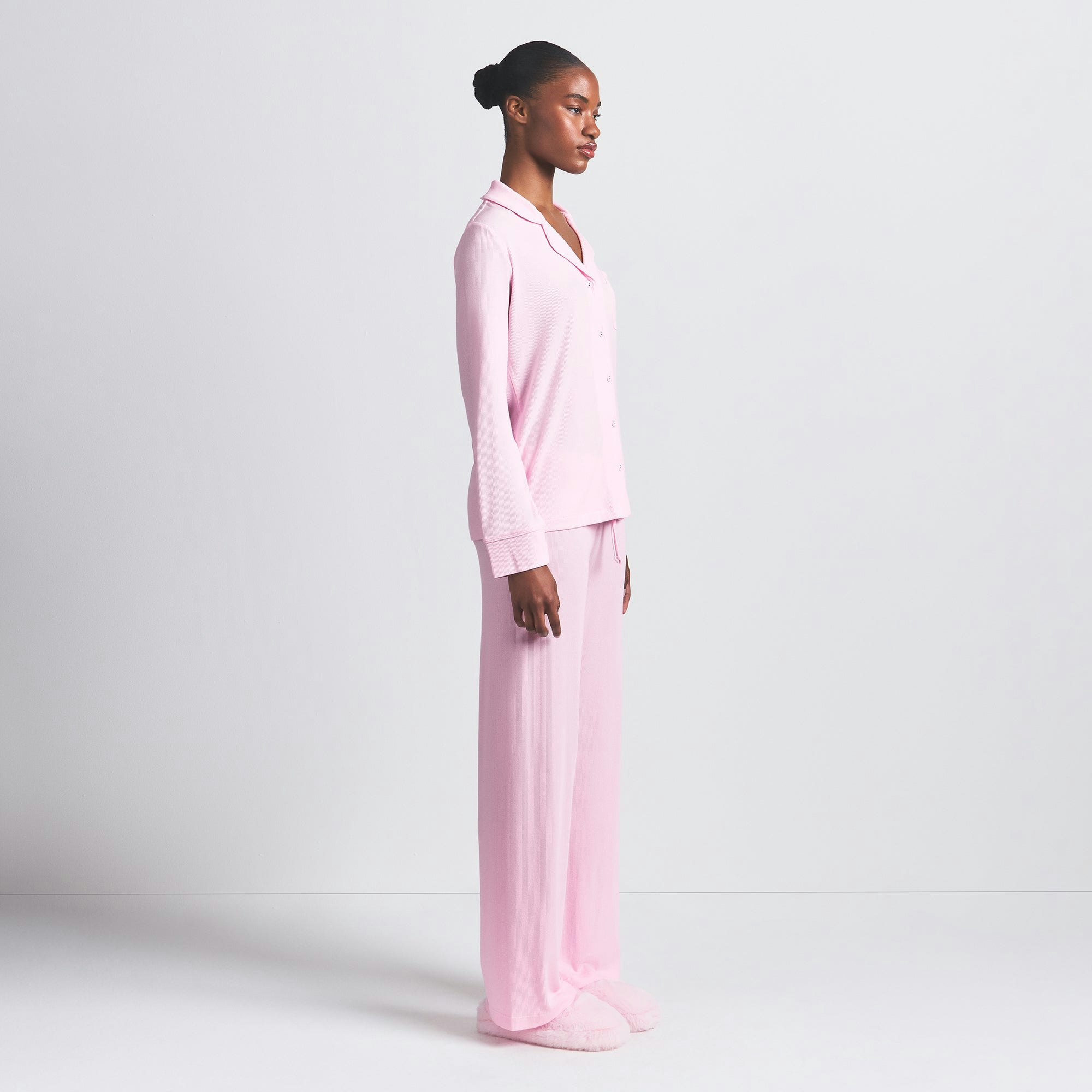 SOFT LOUNGE SLEEP SET | CHERRY BLOSSOM ON A MODEL SIDE VIEW @ | FOCUS: 0.0, 1.0, 0.9