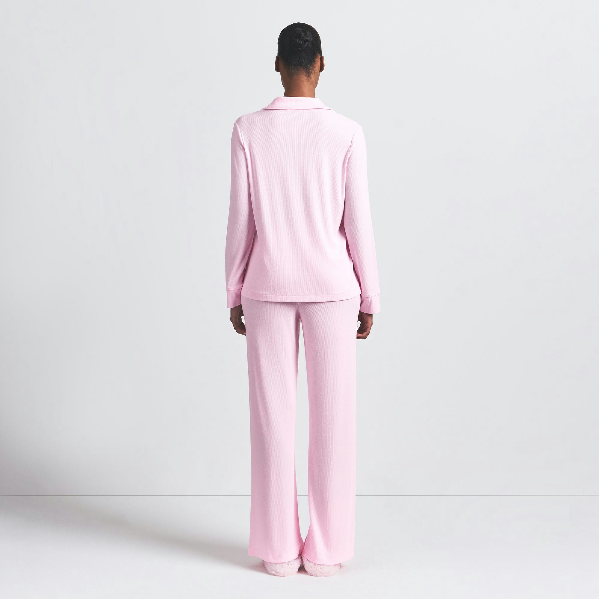 SOFT LOUNGE SLEEP SET | CHERRY BLOSSOM ON A MODEL BACK VIEW @ | FOCUS: 0.0, 1.0, 0.9