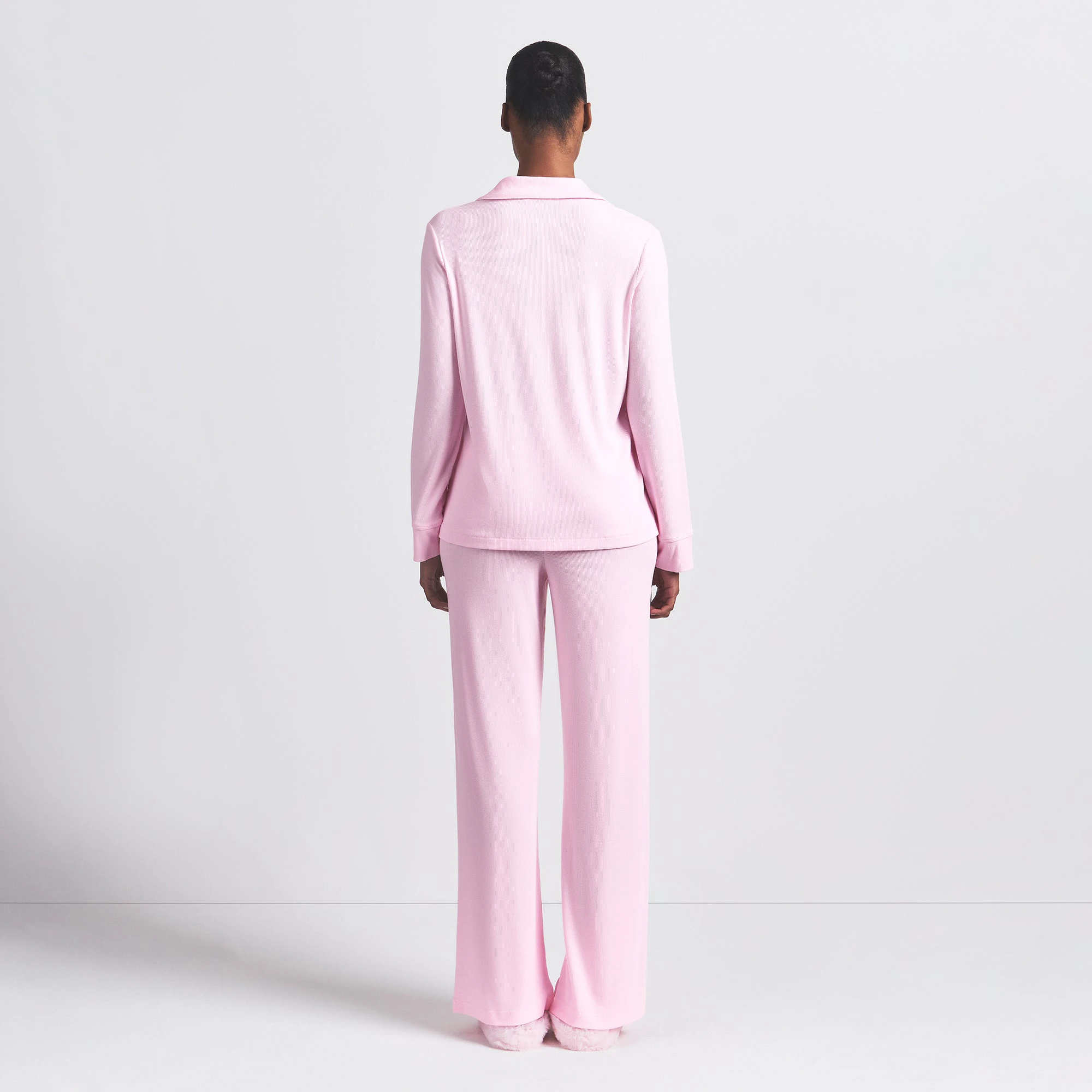 SOFT LOUNGE SLEEP SET | CHERRY BLOSSOM ON A MODEL BACK VIEW @ | FOCUS: 0.0, 1.0, 0.9