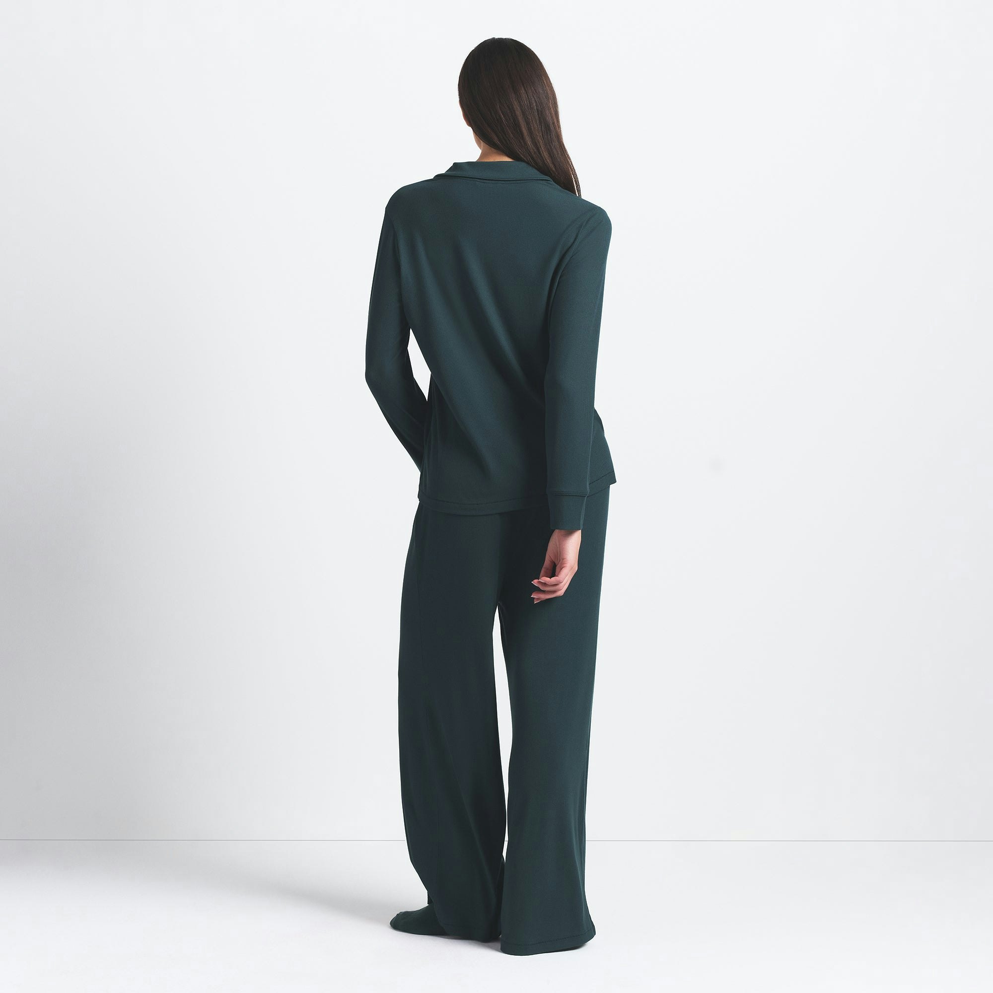 SOFT LOUNGE SLEEP SET | CYPRESS ON A MODEL BACK VIEW @ | FOCUS: 0.0, 1.0, 0.9