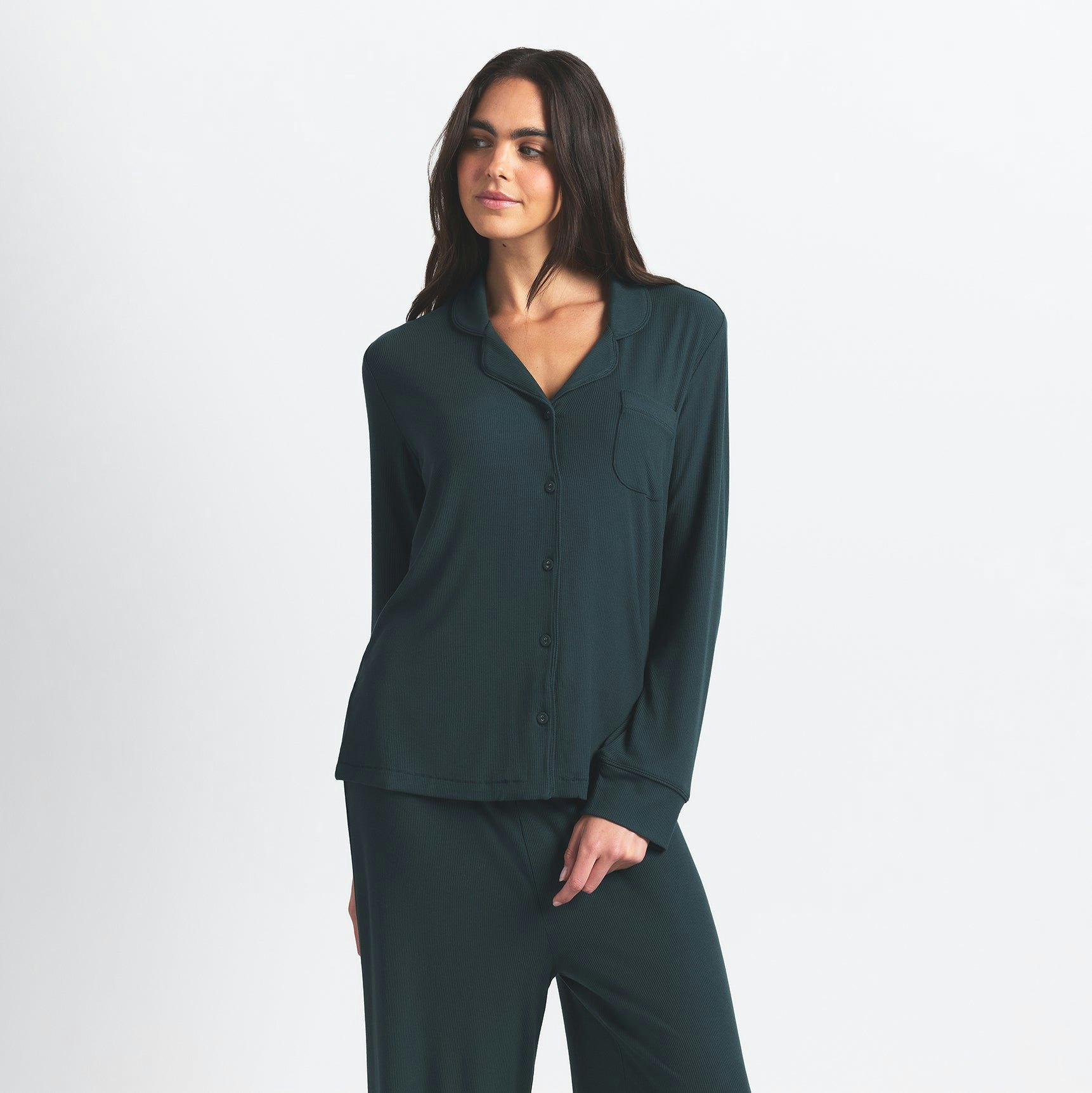 SOFT LOUNGE SLEEP SET | CYPRESS ON A MODEL FRONT VIEW @ | FOCUS: 0.0, 1.0, 0.9