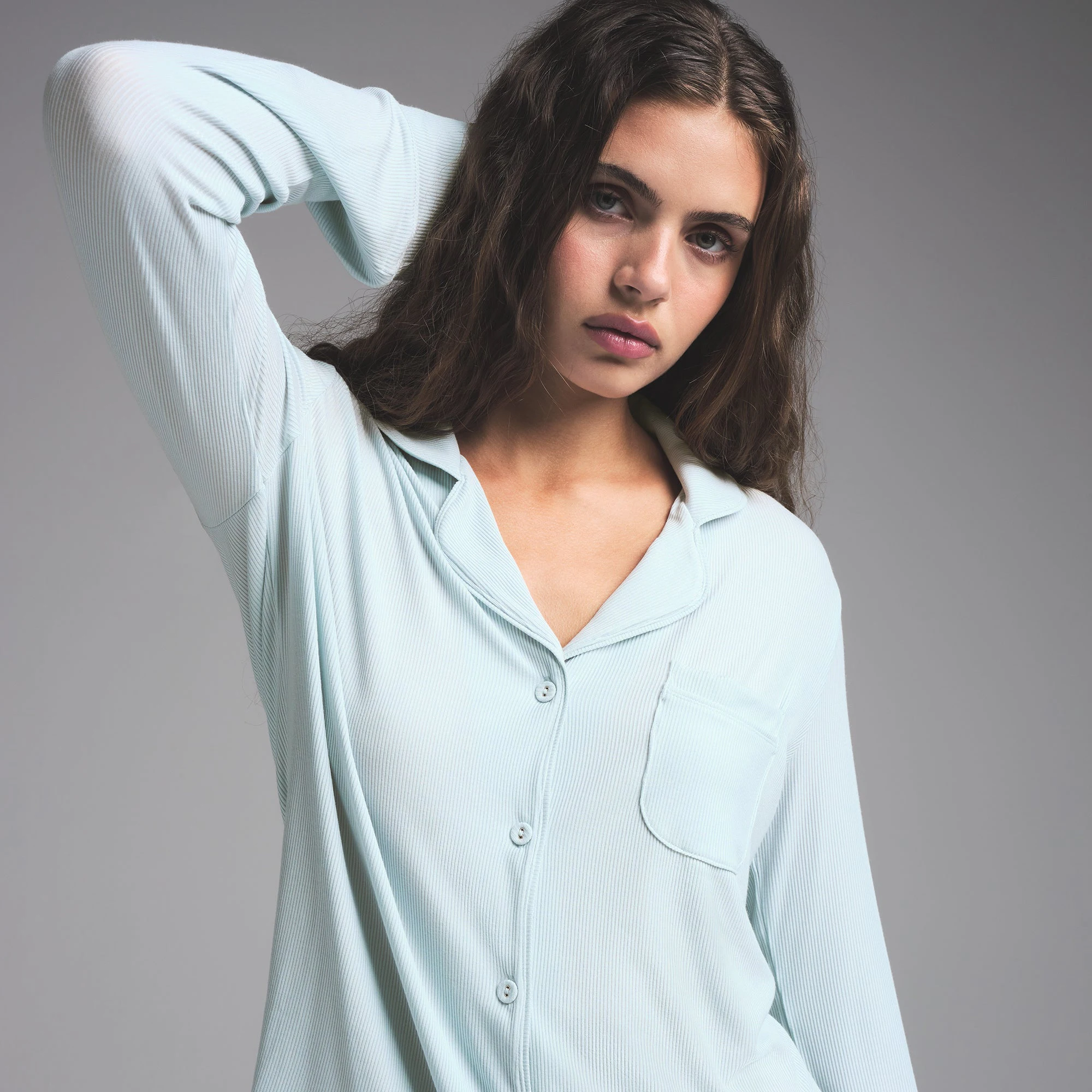 SOFT LOUNGE SLEEP SET | FROST ON A MODEL SIDE VIEW