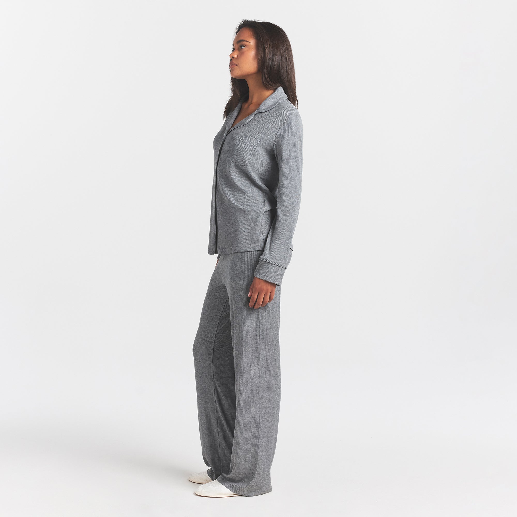 SOFT LOUNGE SLEEP SET | HEATHER GREY ON A MODEL SIDE VIEW