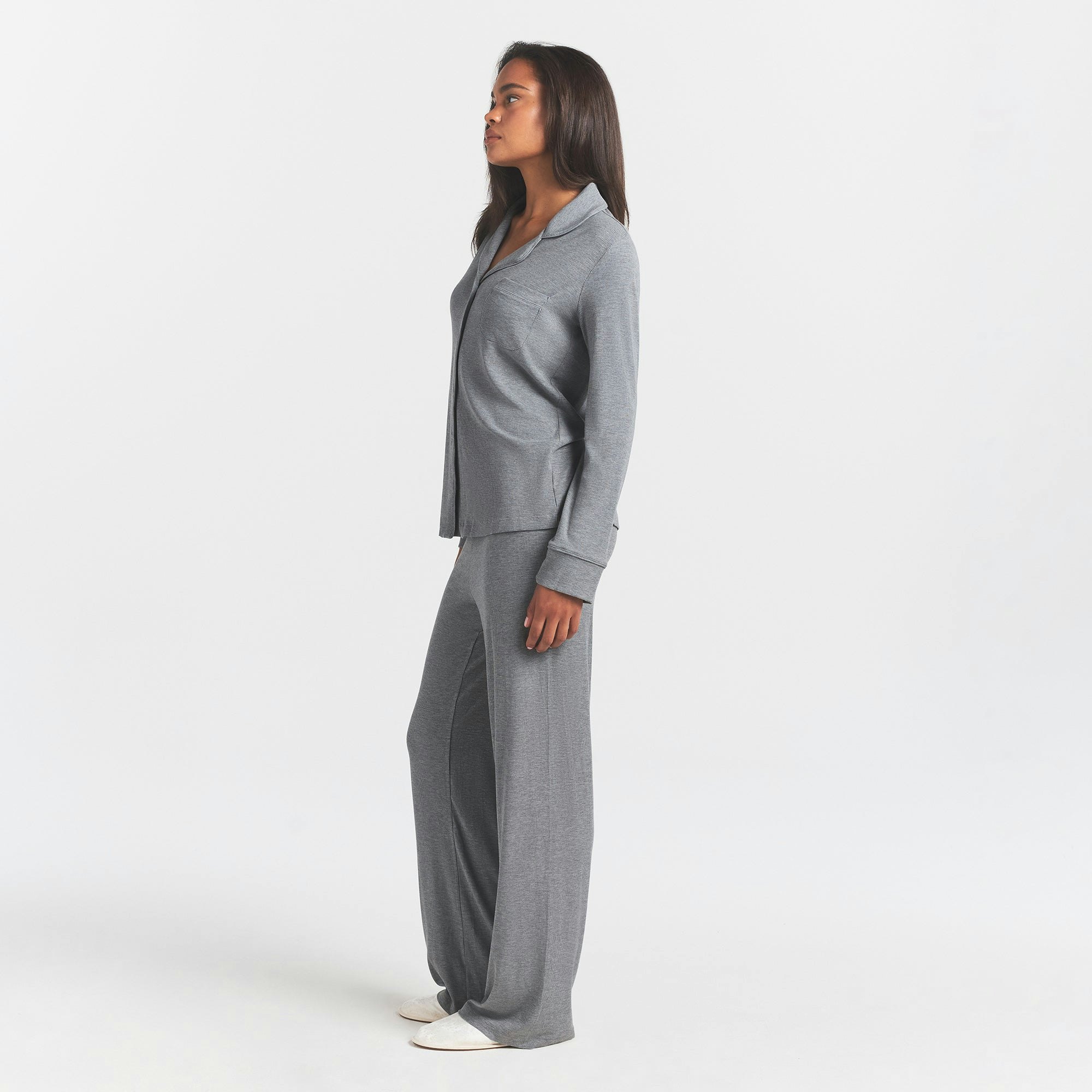 SOFT LOUNGE SLEEP SET | HEATHER GREY ON A MODEL SIDE VIEW