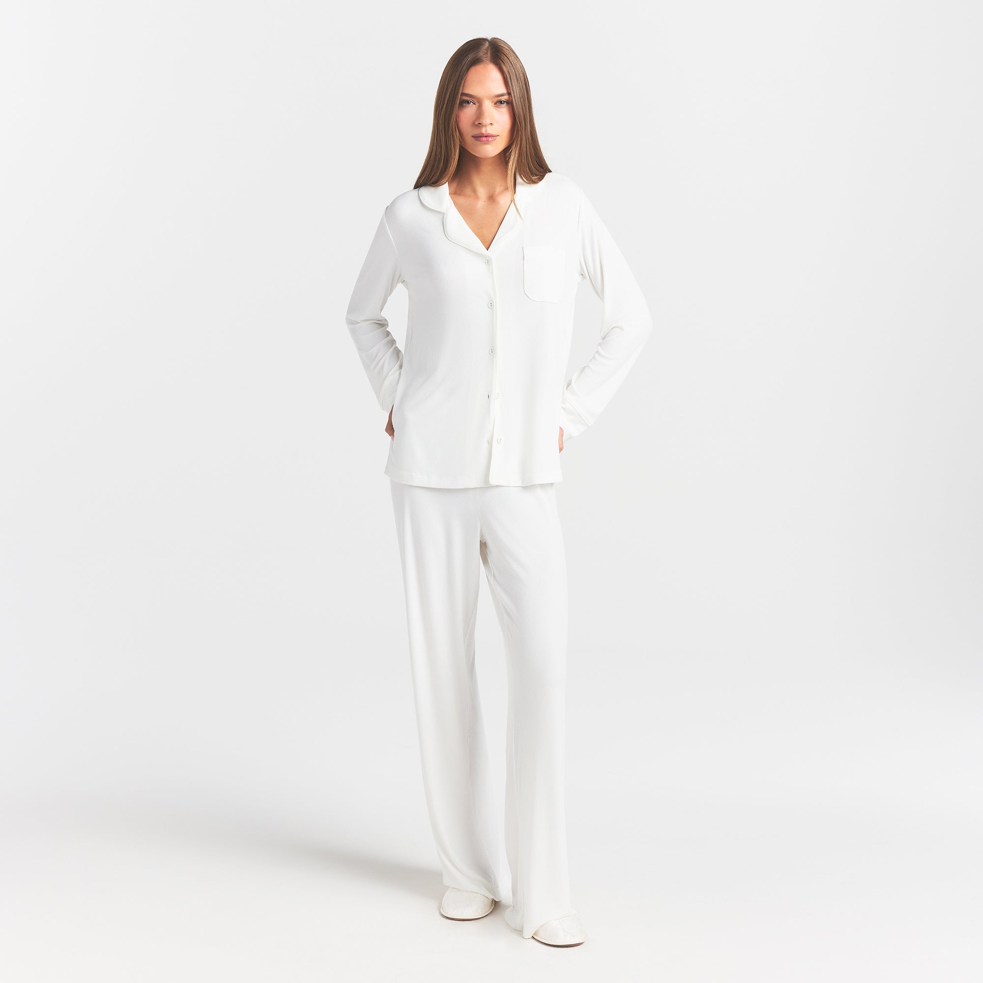 SOFT LOUNGE SLEEP SET | MARBLE ON A MODEL FRONT VIEW @ | FOCUS: 0.0, 1.0, 0.9