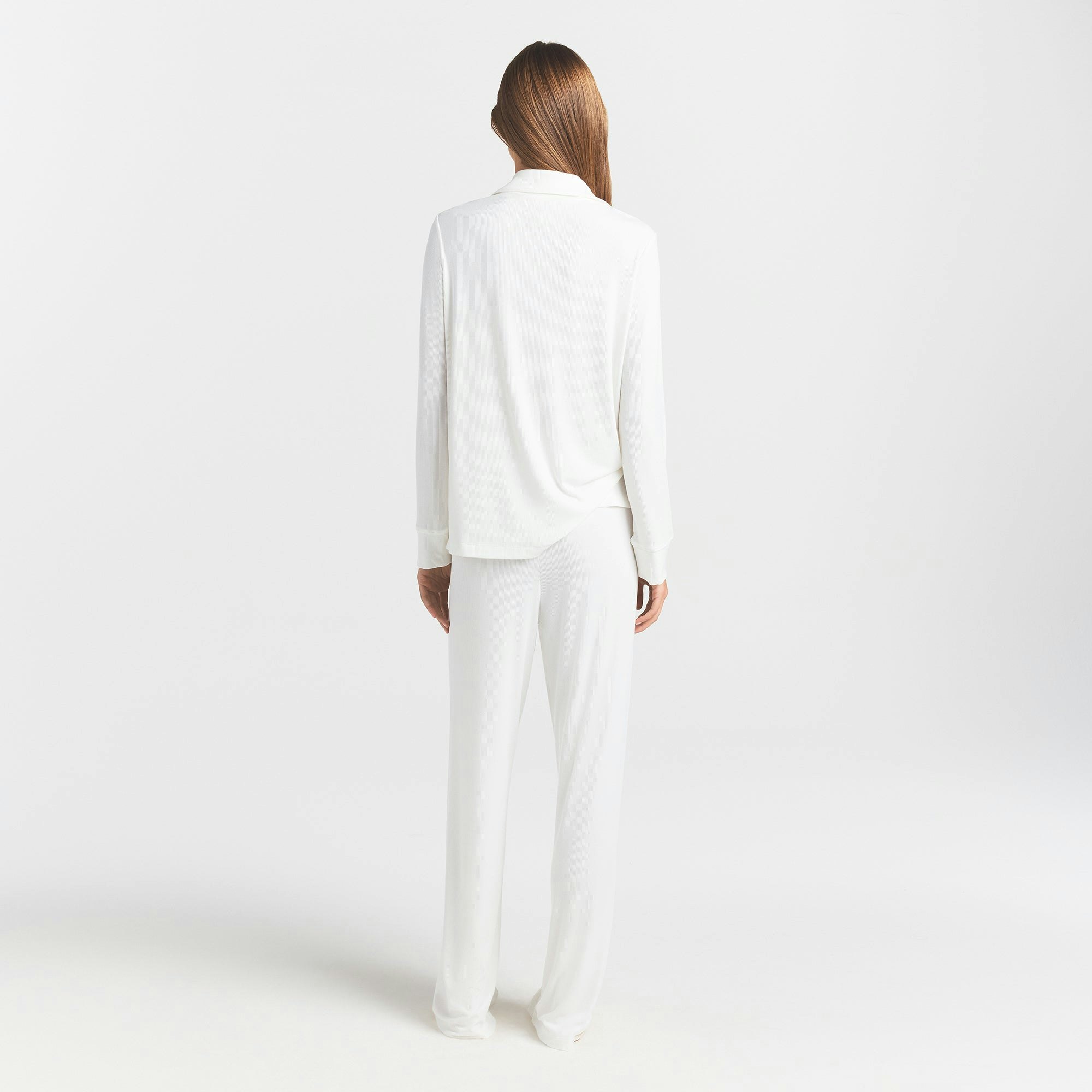 SOFT LOUNGE SLEEP SET | MARBLE ON A MODEL BACK VIEW @ | FOCUS: 0.0, 1.0, 0.9