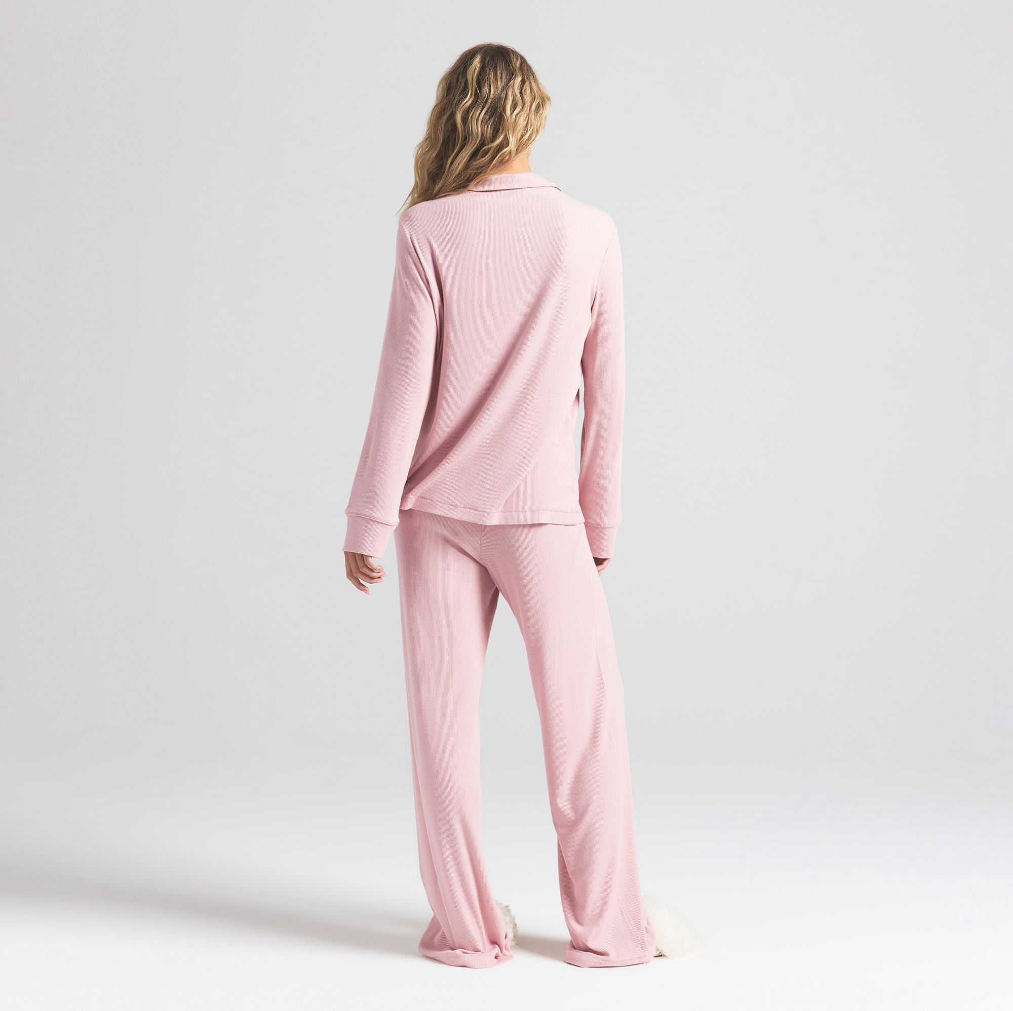 SOFT LOUNGE SLEEP SET | MORGANITE ON A MODEL BACK VIEW | FOCUS: 0.0, 1.0, 0.9
