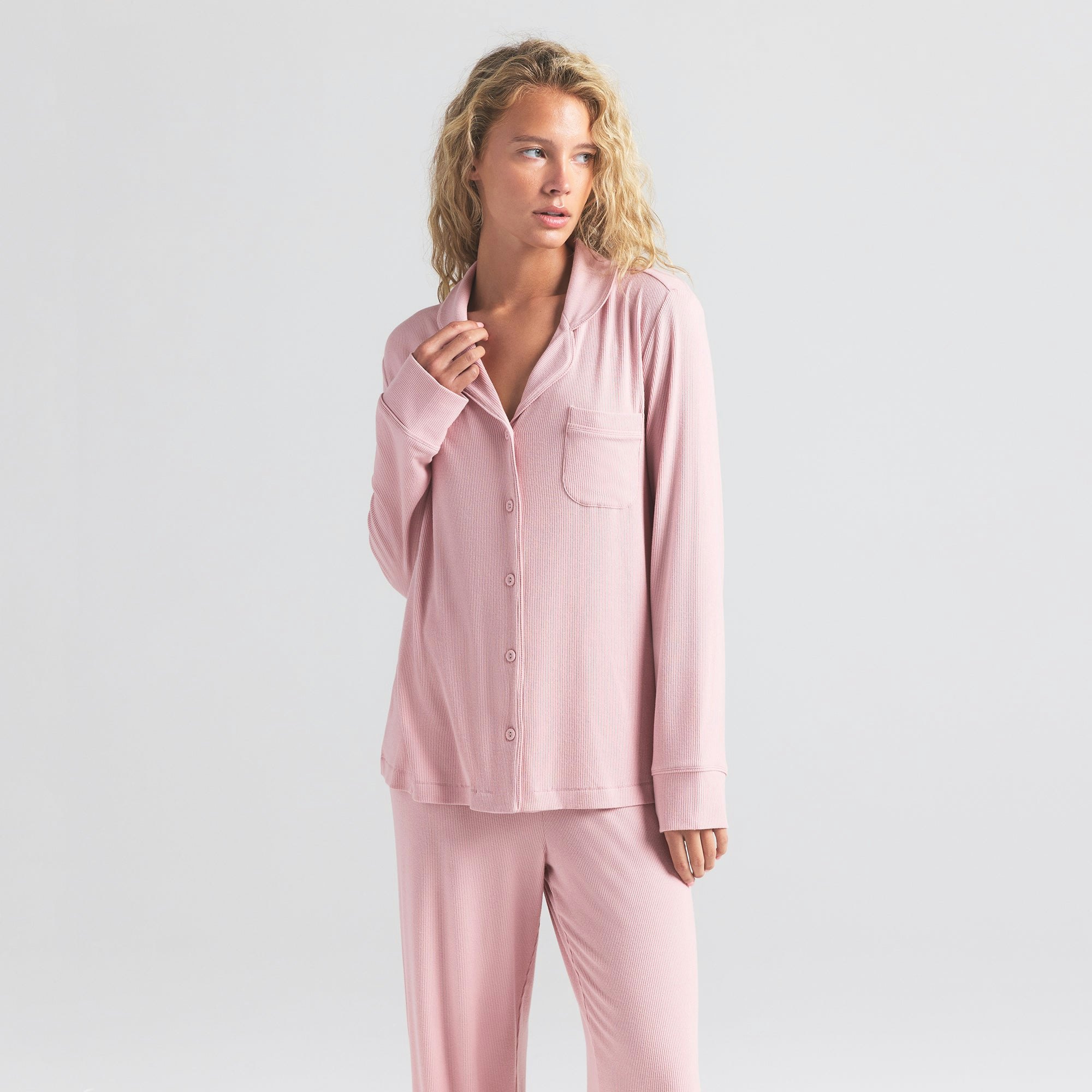 SOFT LOUNGE SLEEP SET | MORGANITE ON A MODEL FRONT VIEW | FOCUS: 0.0, 1.0, 0.9