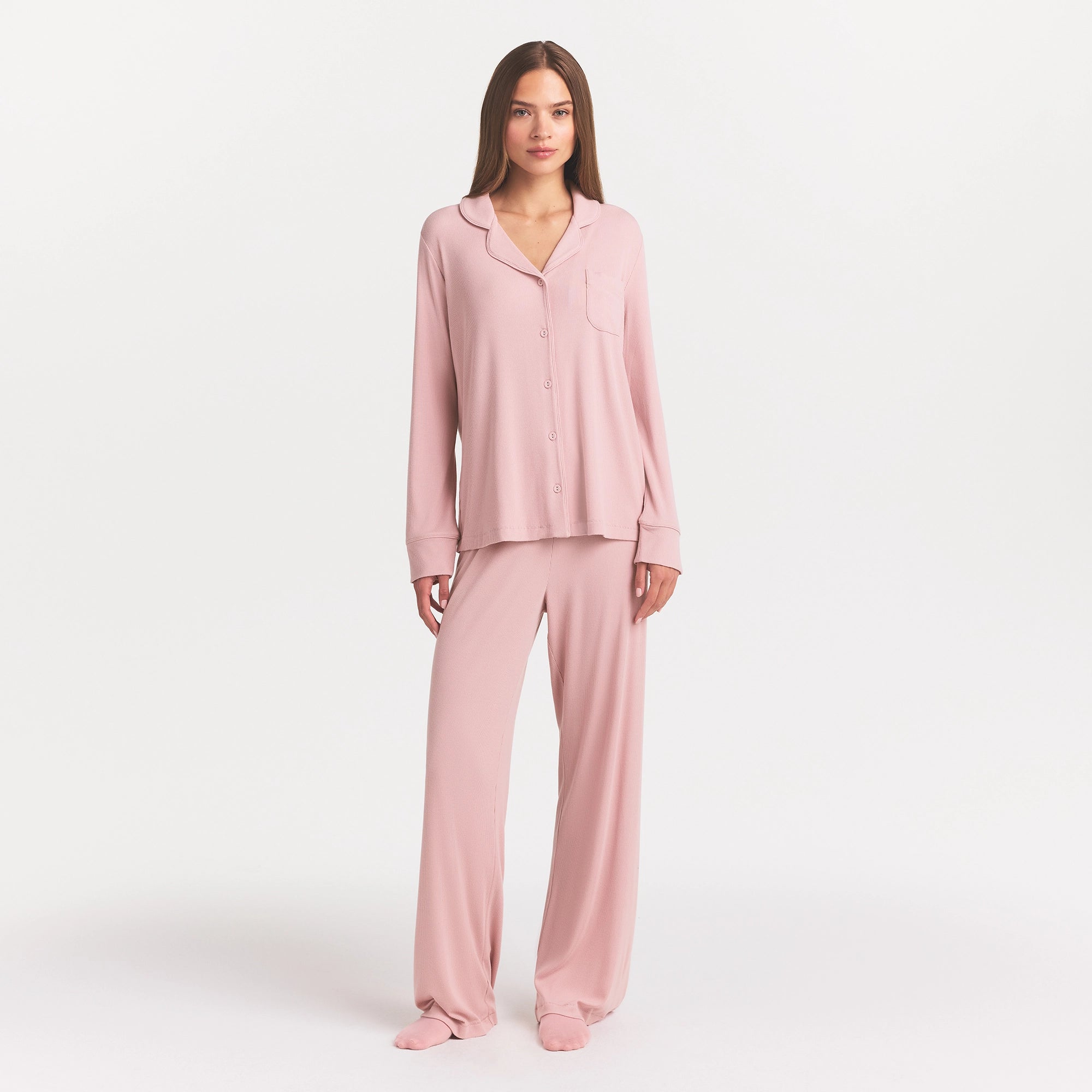 SOFT LOUNGE SLEEP SET | MORGANITE ON A MODEL FRONT VIEW @ | FOCUS: 0.0, 1.0, 0.9