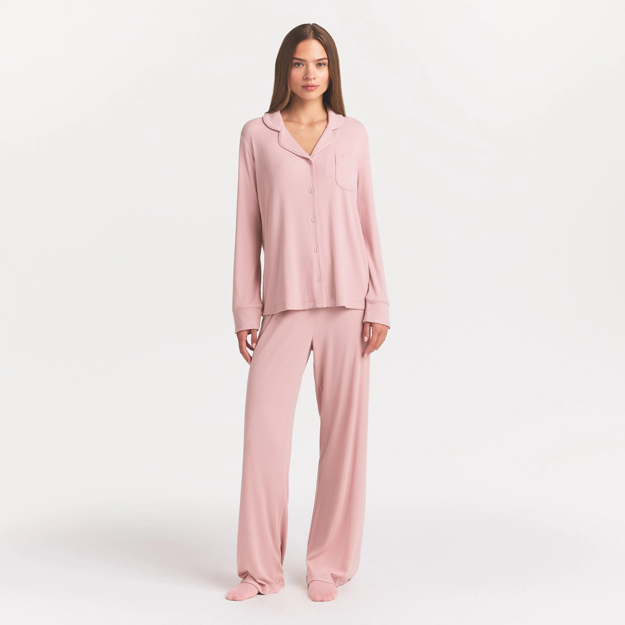 SOFT LOUNGE SLEEP SET | MORGANITE ON A MODEL FRONT VIEW @ | FOCUS: 0.0, 1.0, 0.9