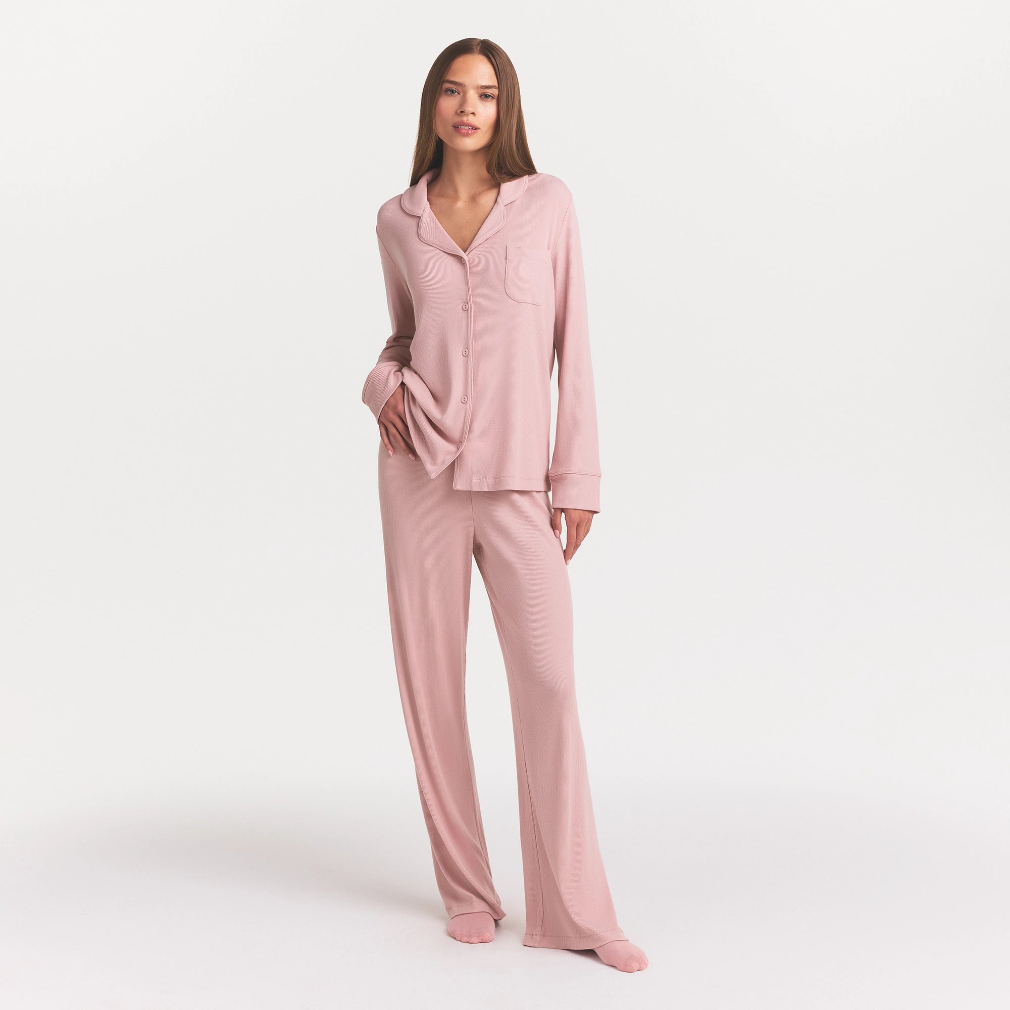 SOFT LOUNGE SLEEP SET | MORGANITE ON A MODEL FRONT VIEW @ | FOCUS: 0.0, 1.0, 0.9