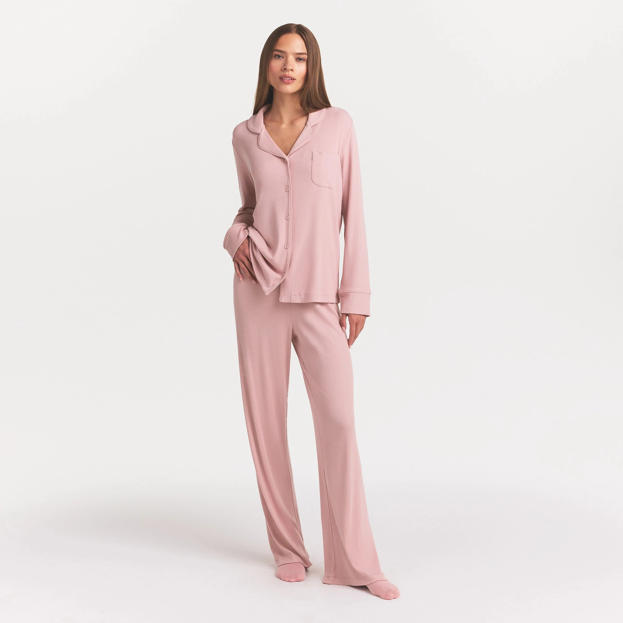 SOFT LOUNGE SLEEP SET | MORGANITE ON A MODEL FRONT VIEW @ | FOCUS: 0.0, 1.0, 0.9