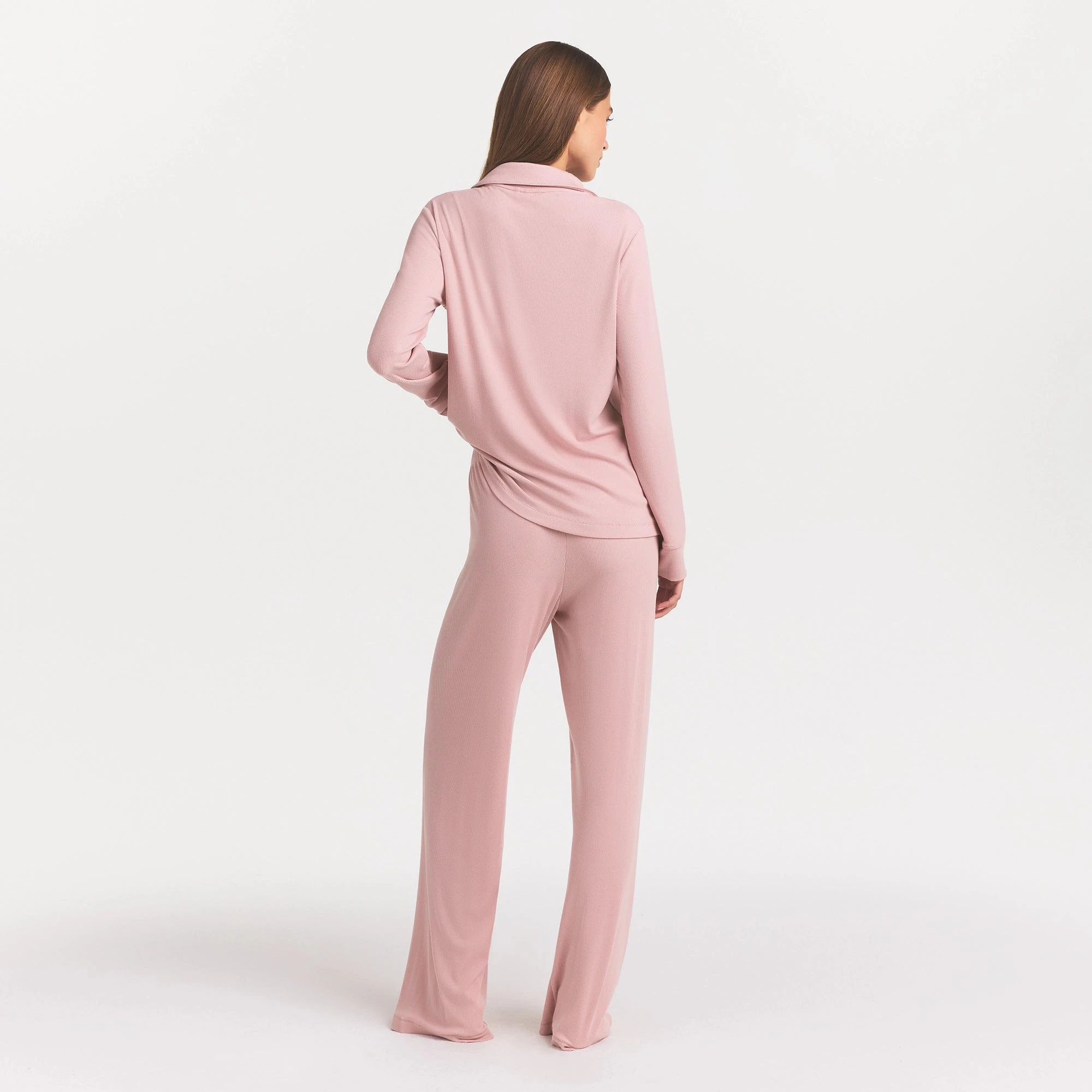 SOFT LOUNGE SLEEP SET | MORGANITE ON A MODEL FRONT VIEW @ | FOCUS: 0.0, 1.0, 0.9