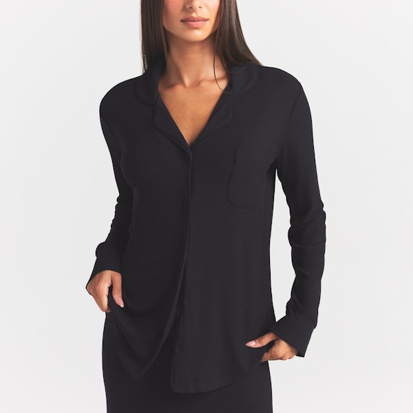 SOFT LOUNGE SLEEP SET | ONYX ON A MODEL FRONT VIEW