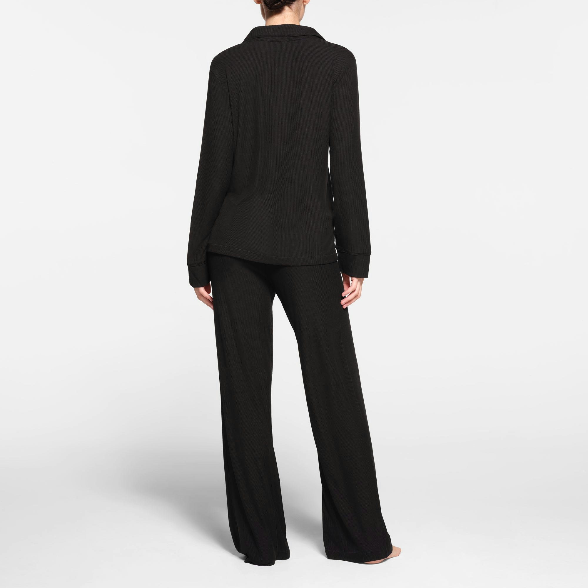 SOFT LOUNGE SLEEP SET | ONYX ON A MODEL BACK VIEW