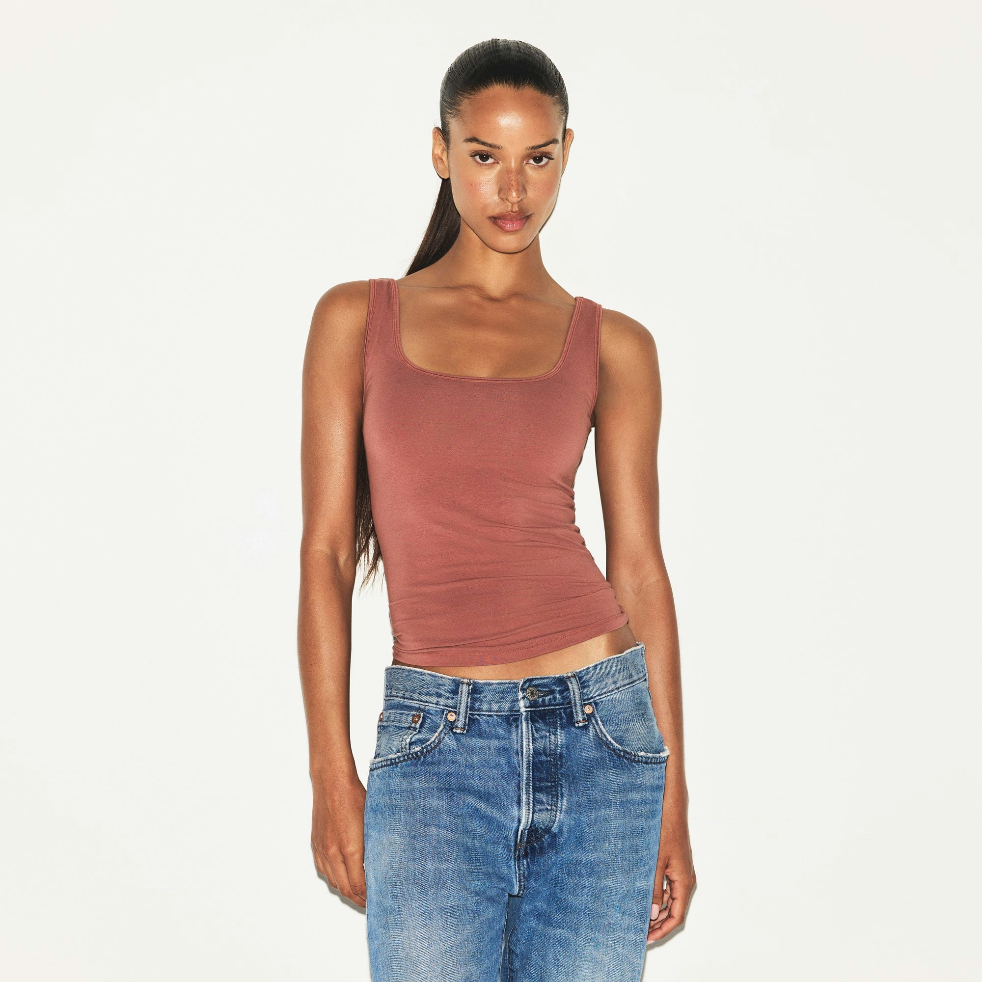 COTTON JERSEY TANK | REDWOOD ON A MODEL SIDE VIEW | FOCUS: 0.0, 1.0, 0.9