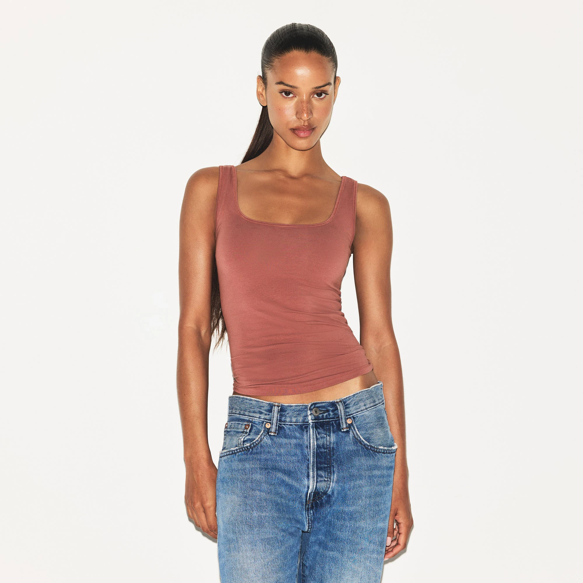 COTTON JERSEY TANK | REDWOOD ON A MODEL SIDE VIEW | FOCUS: 0.0, 1.0, 0.9