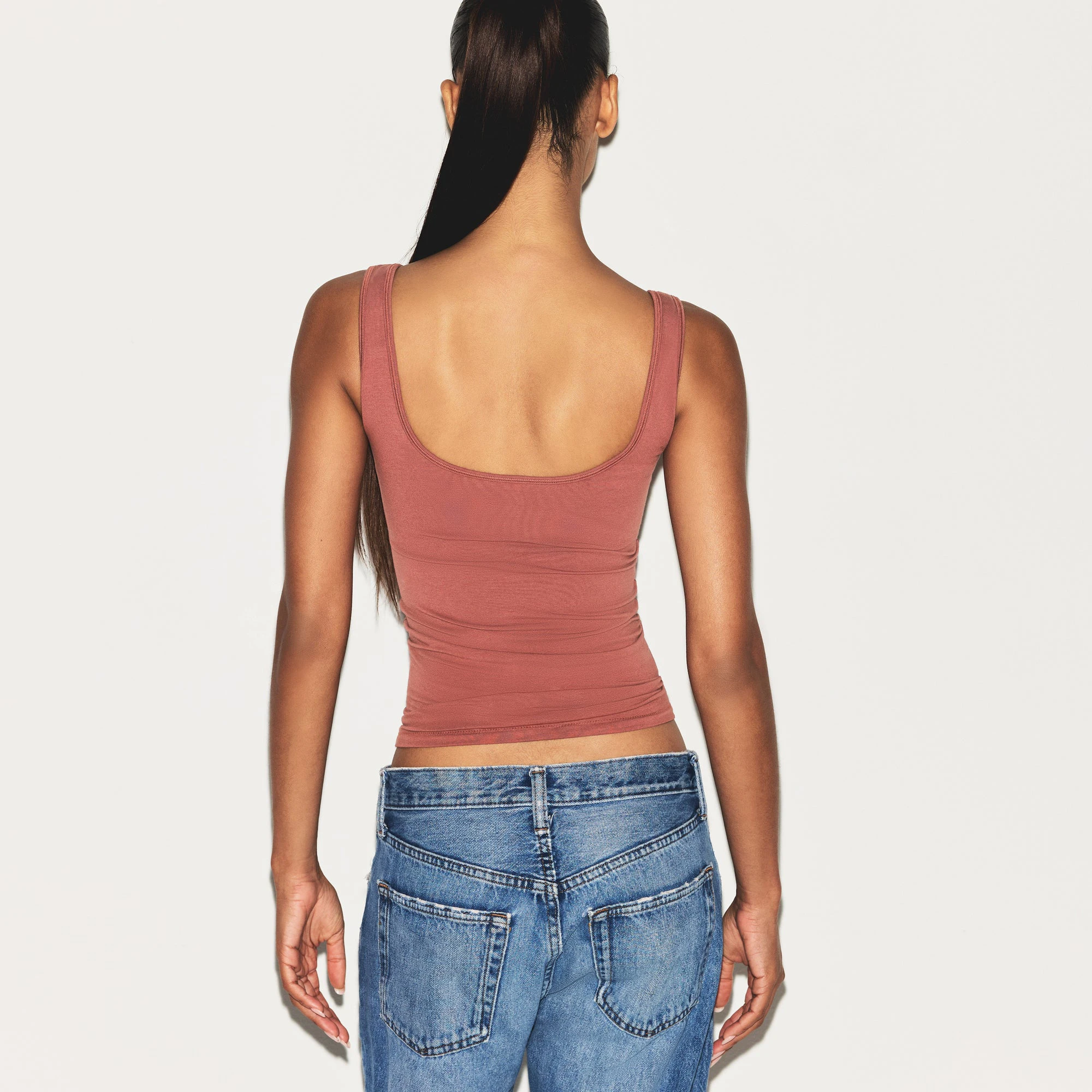 COTTON JERSEY TANK | REDWOOD ON A MODEL SIDE VIEW | FOCUS: 0.0, 1.0, 0.9