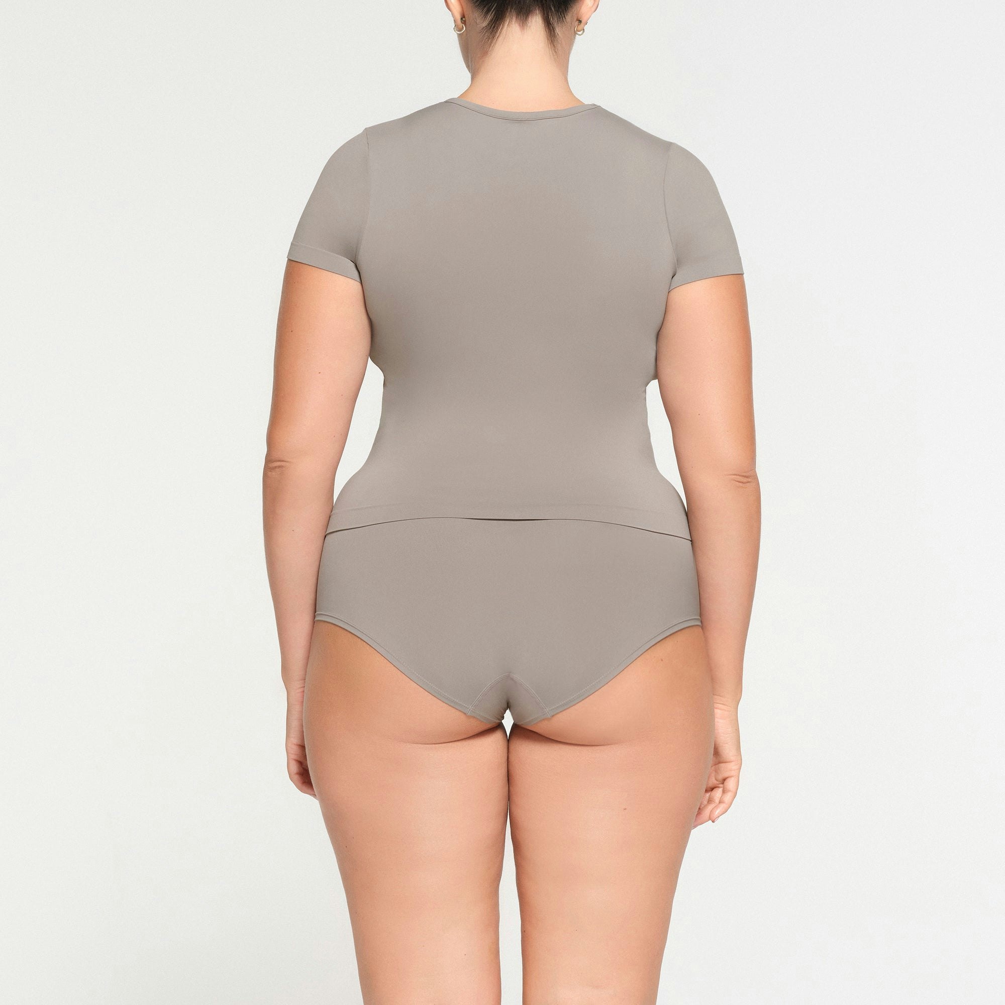 SOFT SMOOTHING SEAMLESS BOY SHORT | SMOKE ON A MODEL BACK VIEW