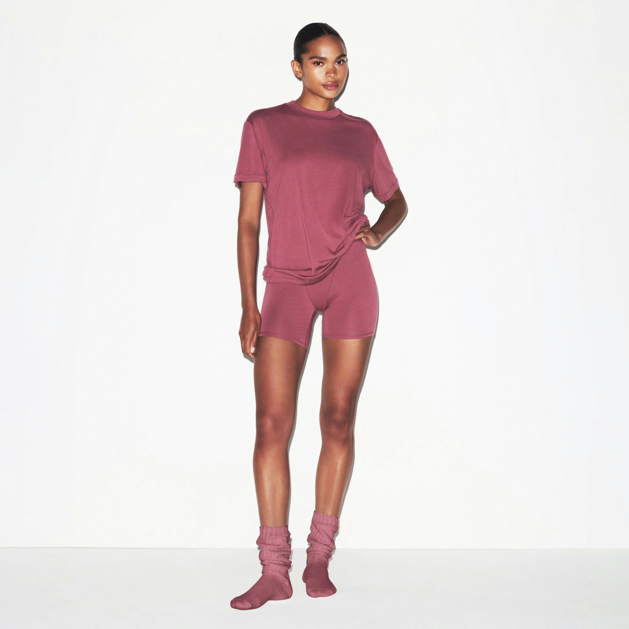 BOYFRIEND T-SHIRT | BEET ON A MODEL FRONT VIEW @ | FOCUS: 0.0, 1.0, 0.9