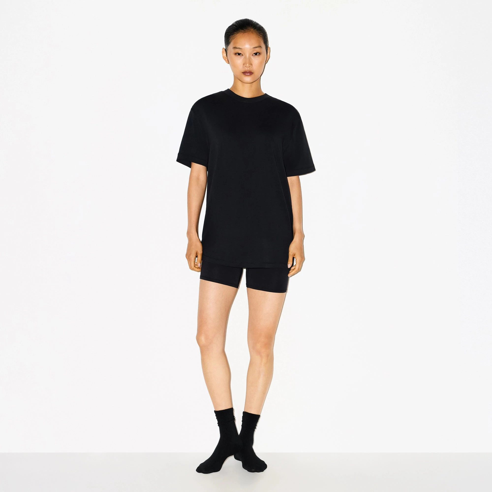 BOYFRIEND T-SHIRT | ONYX ON A MODEL FRONT VIEW @ | FOCUS: 0.0, 1.0, 0.9