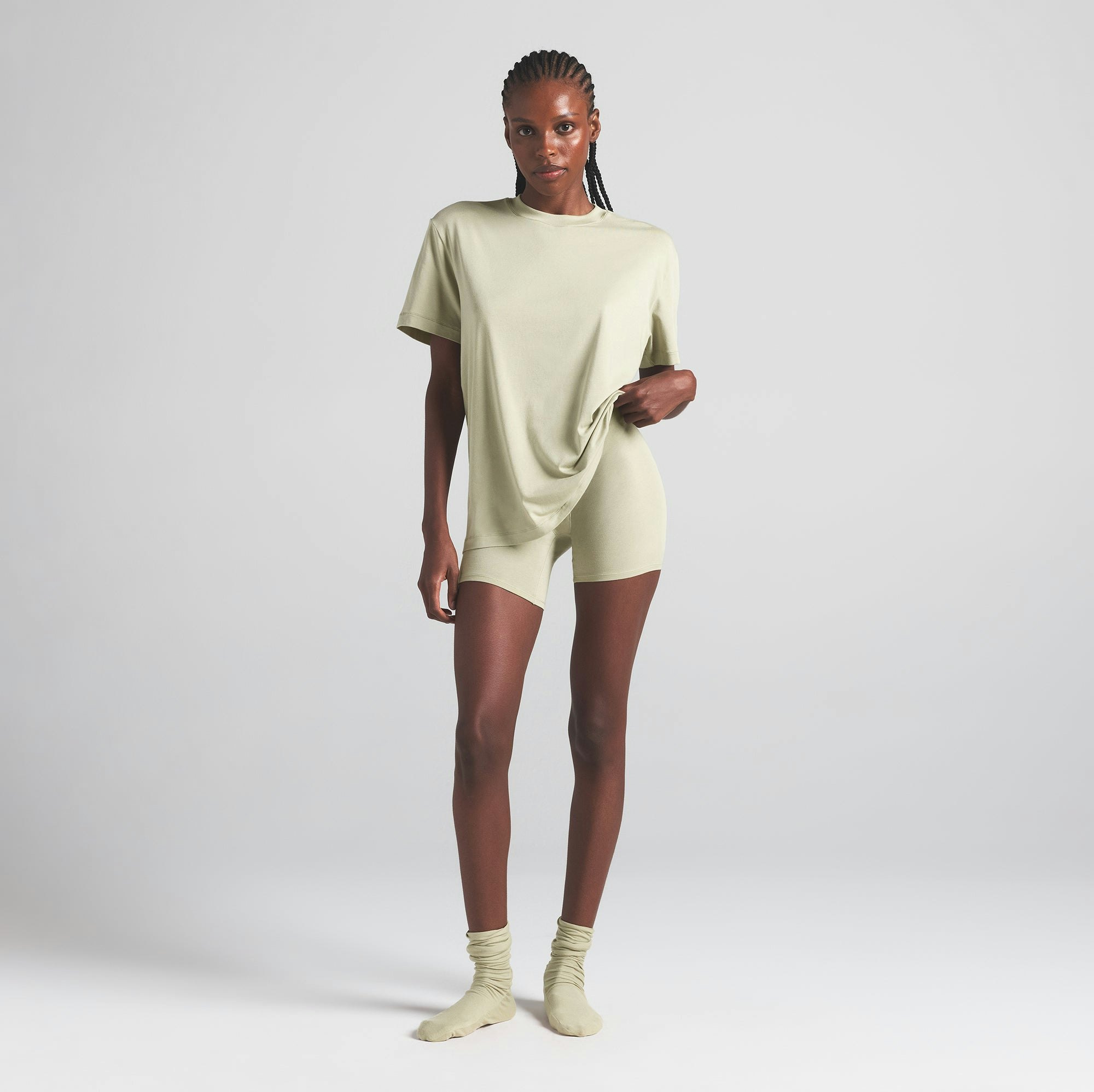 BOYFRIEND T-SHIRT | TALC ON A MODEL FRONT VIEW | FOCUS: 0.0, 1.0, 0.9