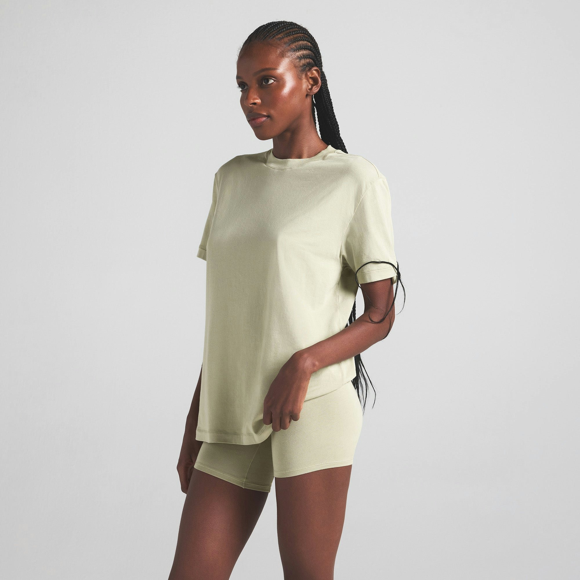 BOYFRIEND T-SHIRT | TALC ON A MODEL SIDE VIEW | FOCUS: 0.0, 1.0, 0.9