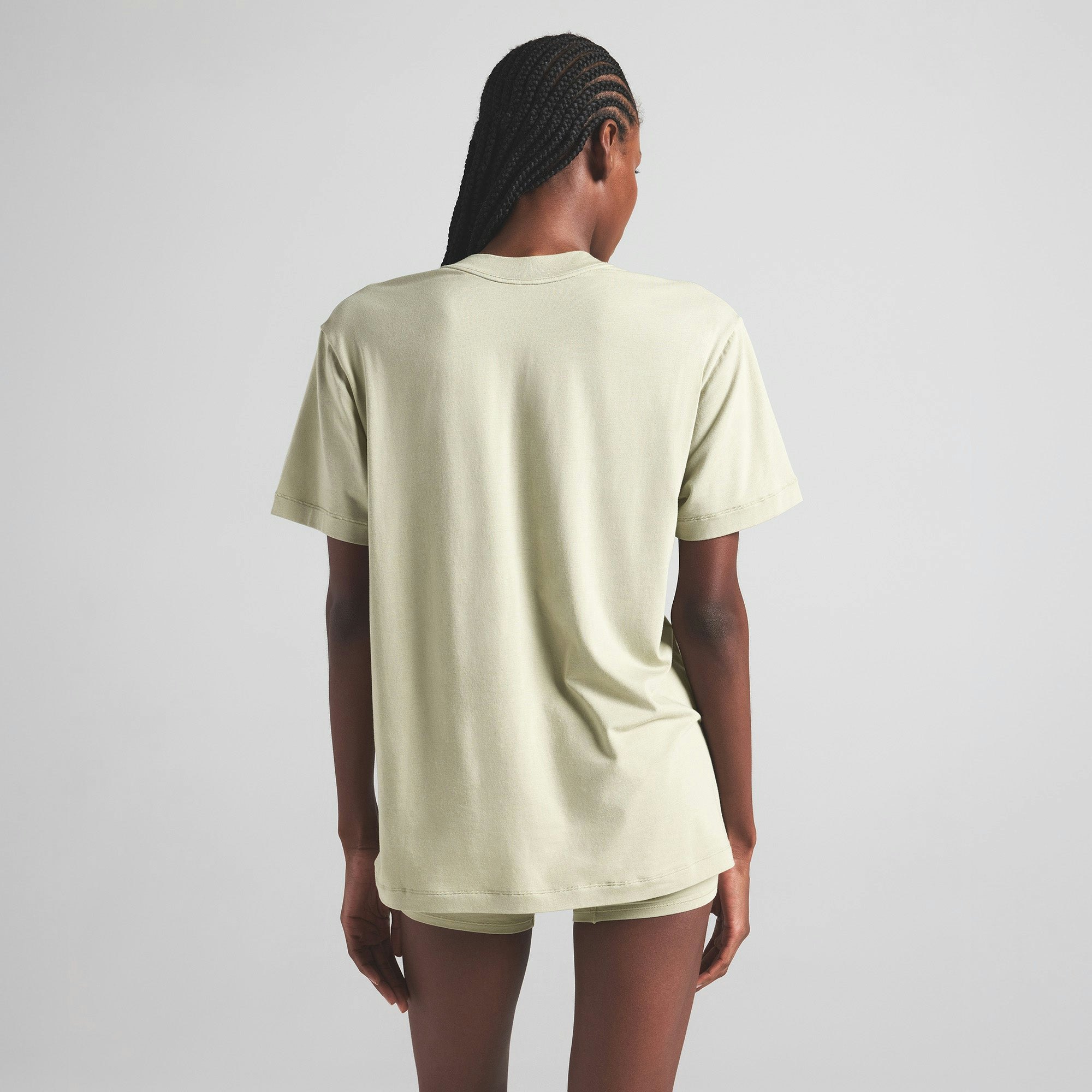 BOYFRIEND T-SHIRT | TALC ON A MODEL BACK VIEW | FOCUS: 0.0, 1.0, 0.9