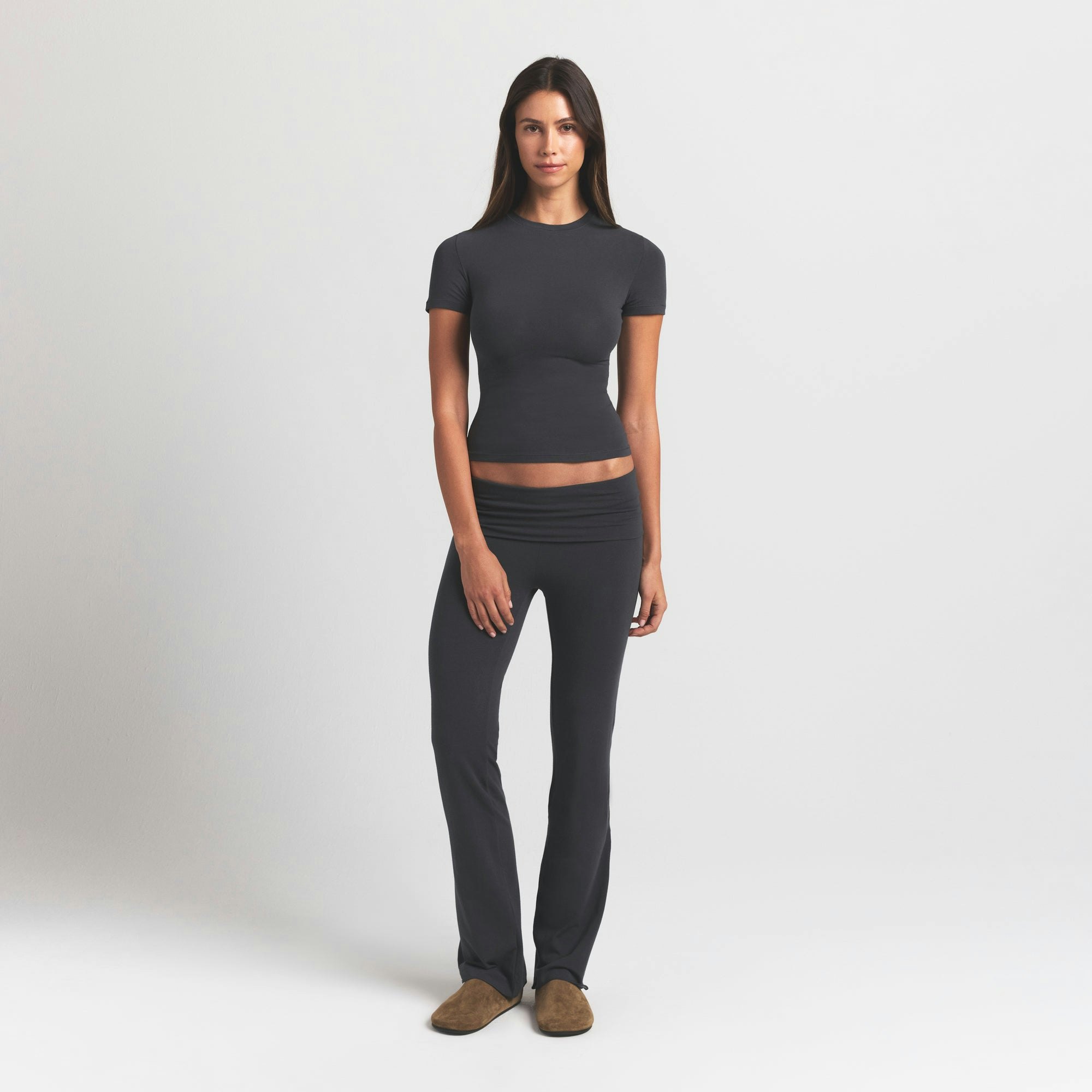 COTTON JERSEY T-SHIRT | ASH ON A MODEL FRONT VIEW S | FOCUS: 0.0, 1.0, 0.9