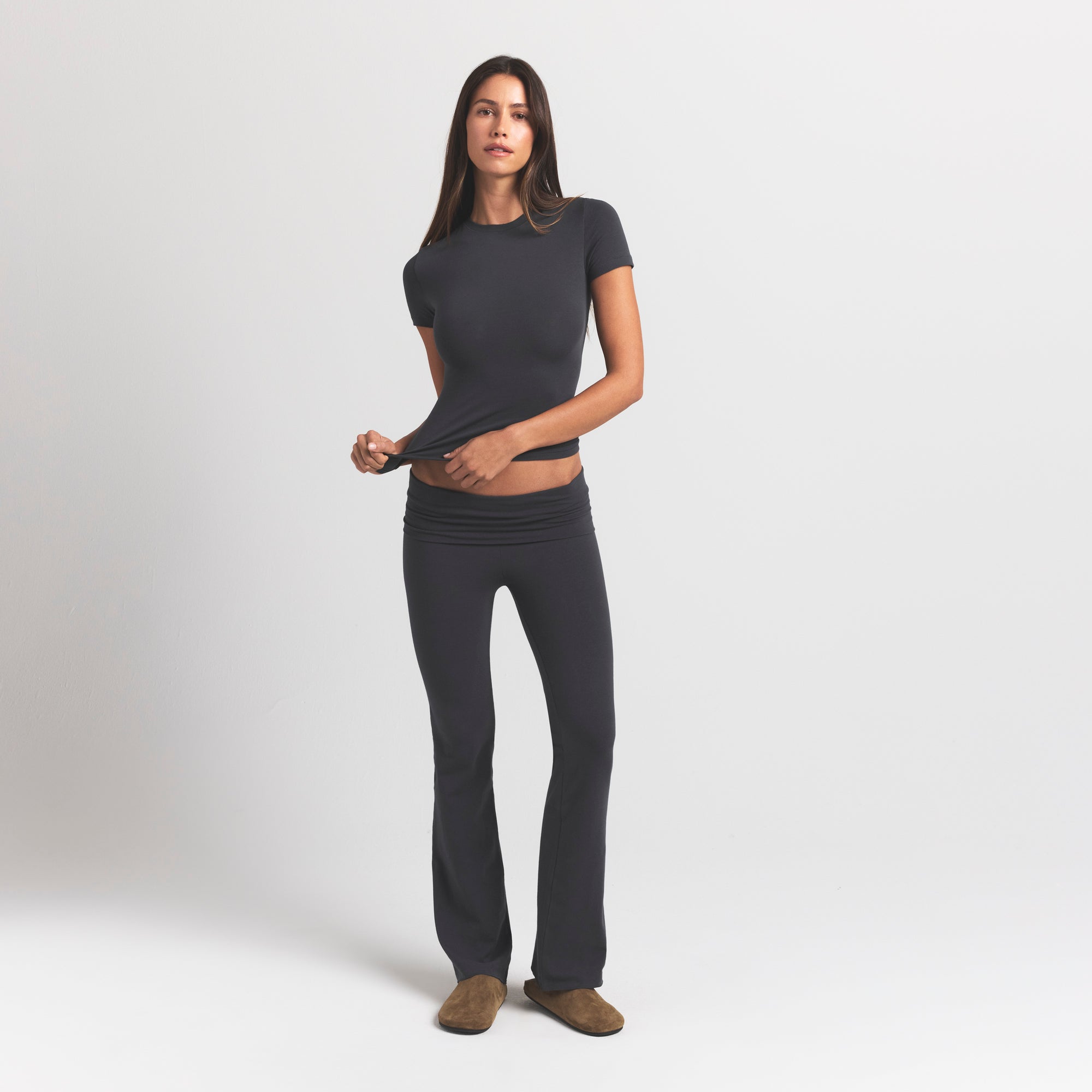 COTTON JERSEY T-SHIRT | ASH ON A MODEL FRONT VIEW S | FOCUS: 0.0, 1.0, 0.9