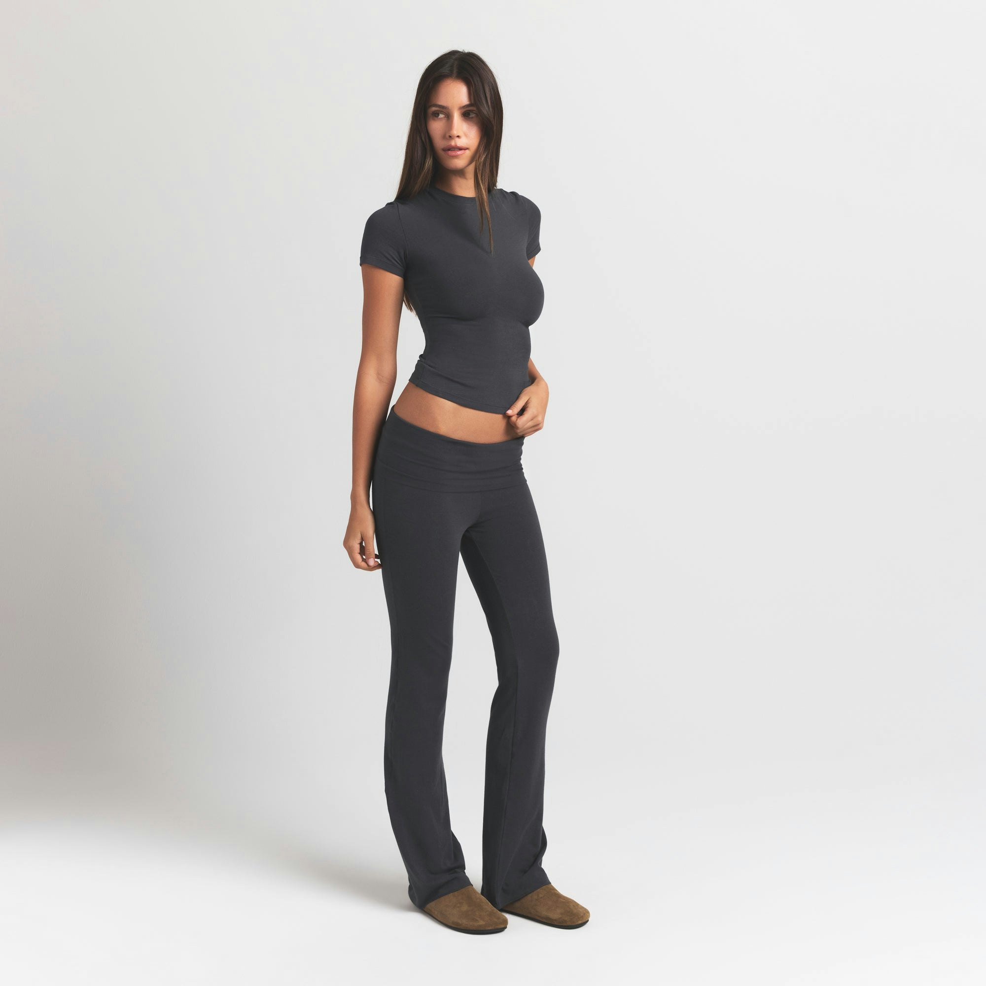 COTTON JERSEY T-SHIRT | ASH ON A MODEL SIDE VIEW @ | FOCUS: 0.9, 0.1, 0.7