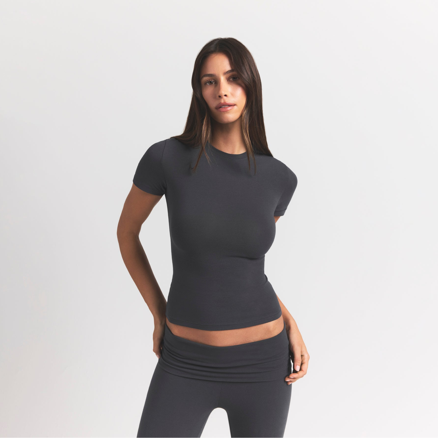 COTTON JERSEY T-SHIRT | ASH ON A MODEL FRONT VIEW S | FOCUS: 0.0, 1.0, 0.9