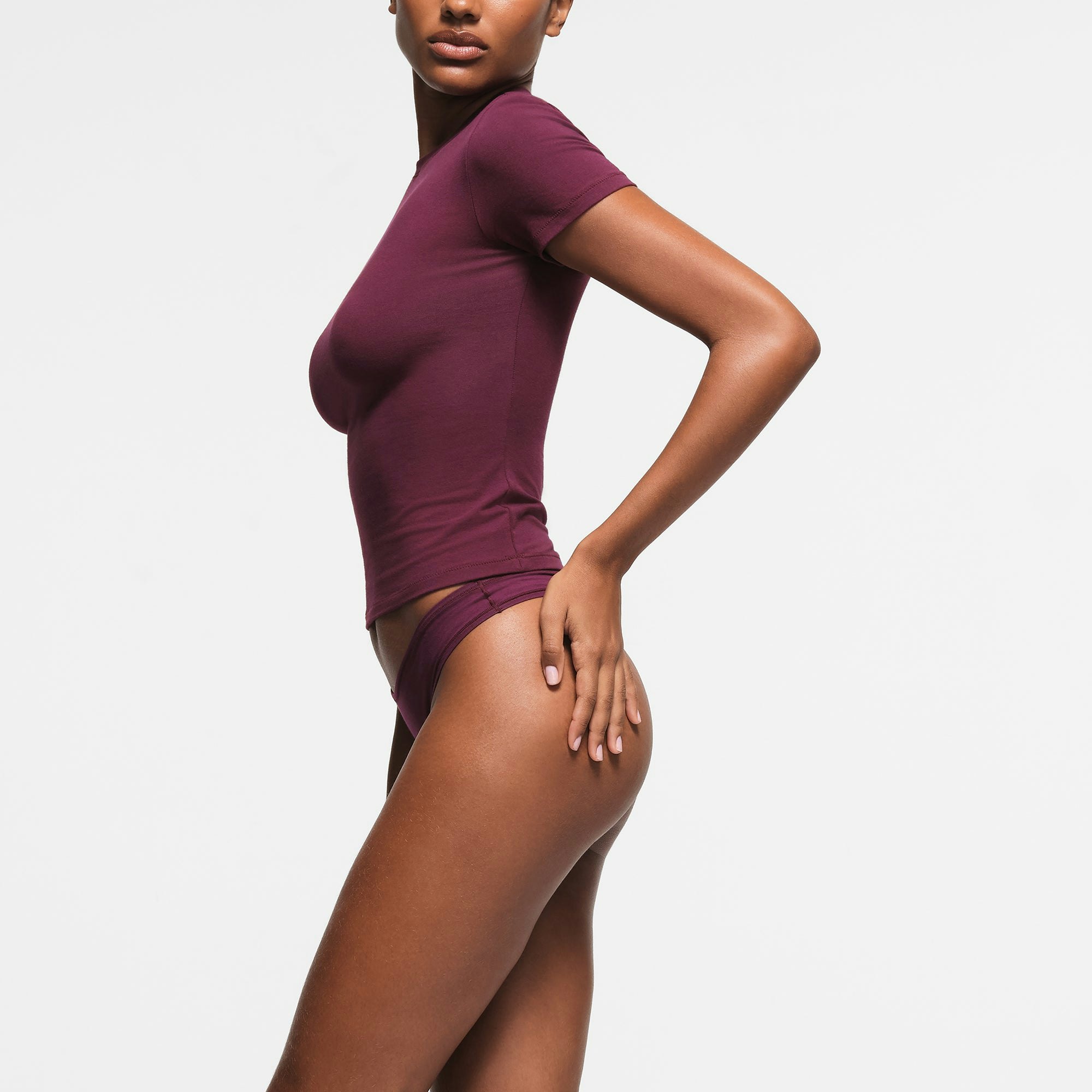 COTTON JERSEY T-SHIRT | DEEP BERRY ON A MODEL SIDE VIEW