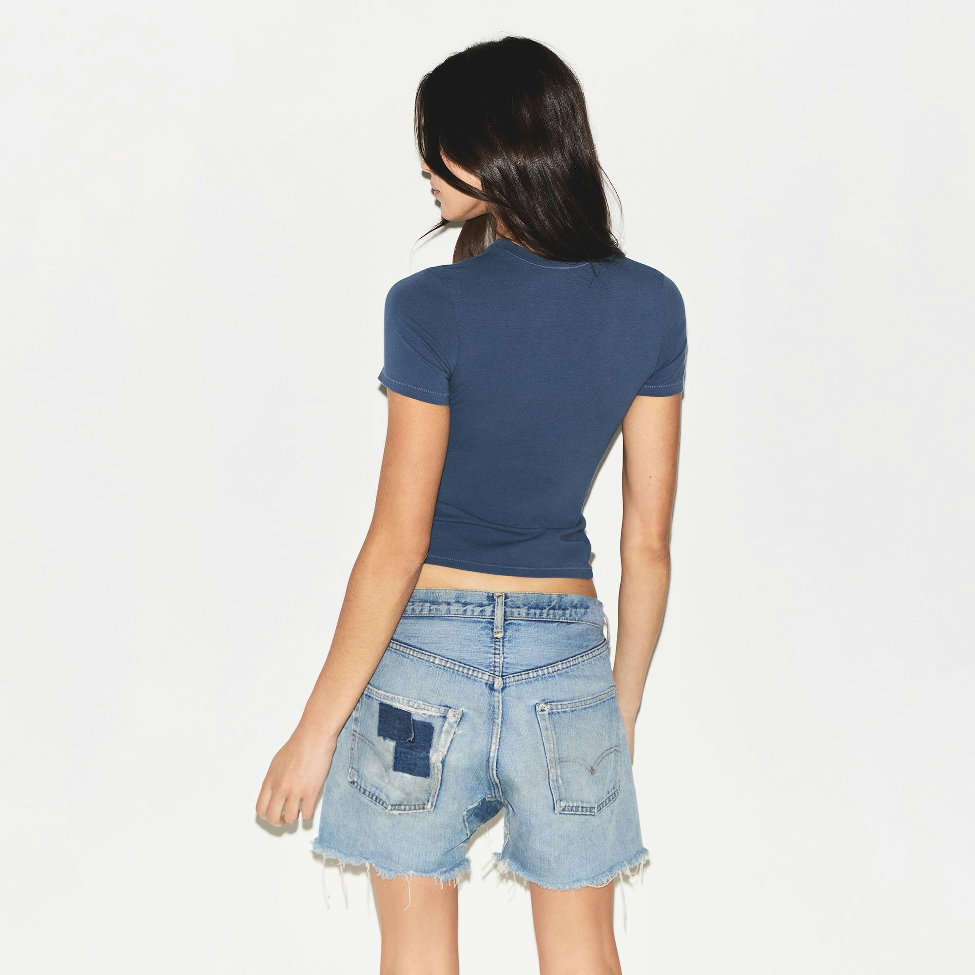 COTTON JERSEY T-SHIRT | HARBOR ON A MODEL BACK VIEW | FOCUS: 0.0, 1.0, 0.9