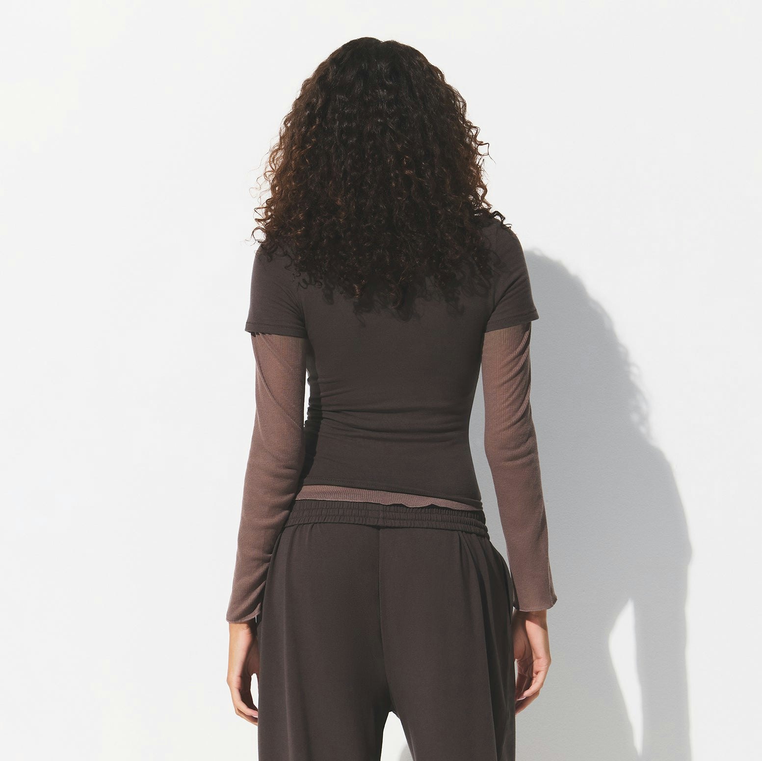 COTTON JERSEY T-SHIRT | IRON ON A MODEL BACK VIEW @ | FOCUS: 0.0, 1.0, 0.9