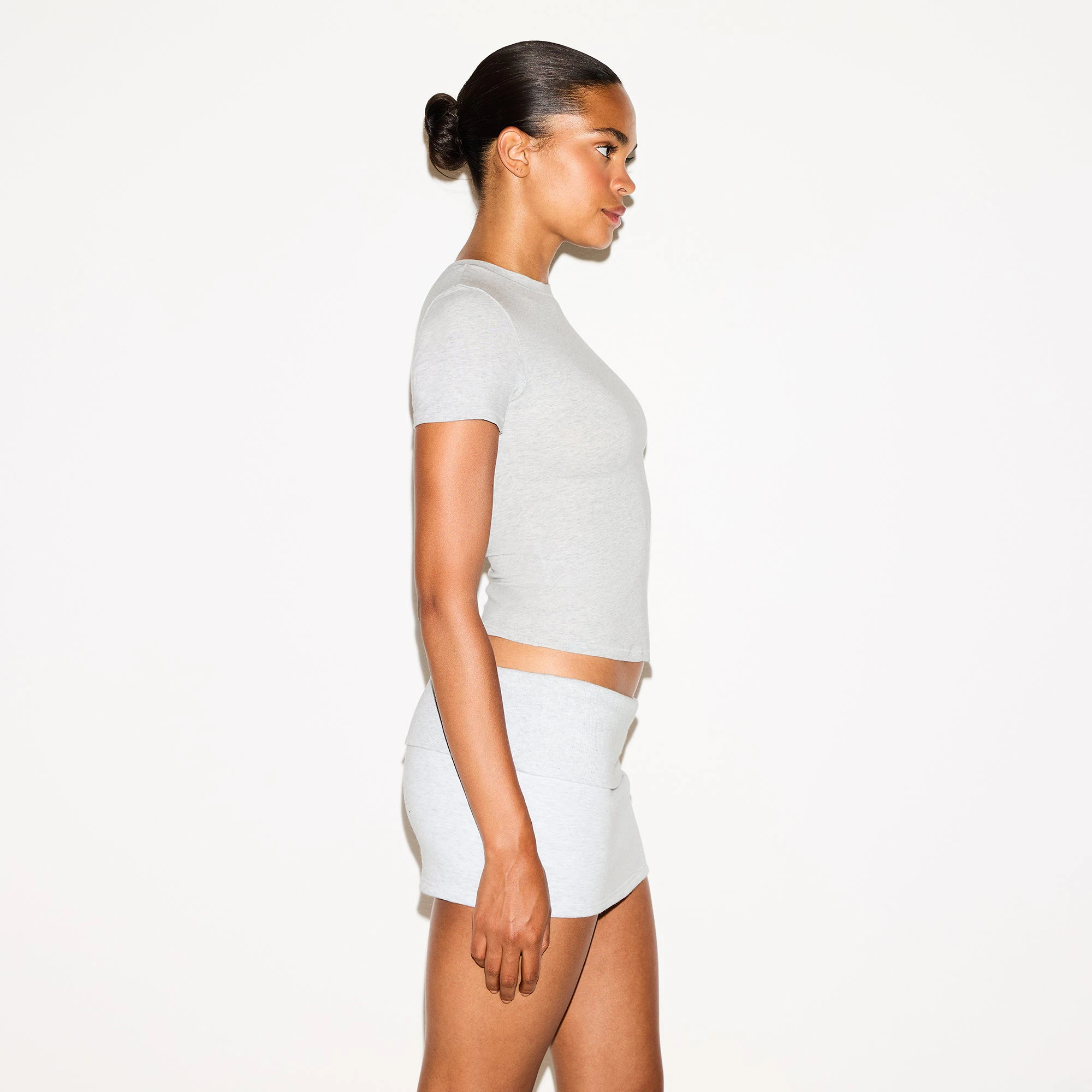 COTTON JERSEY T-SHIRT | LIGHT HEATHER GREY ON A MODEL SIDE VIEW @ | FOCUS: 0.0, 1.0, 0.9