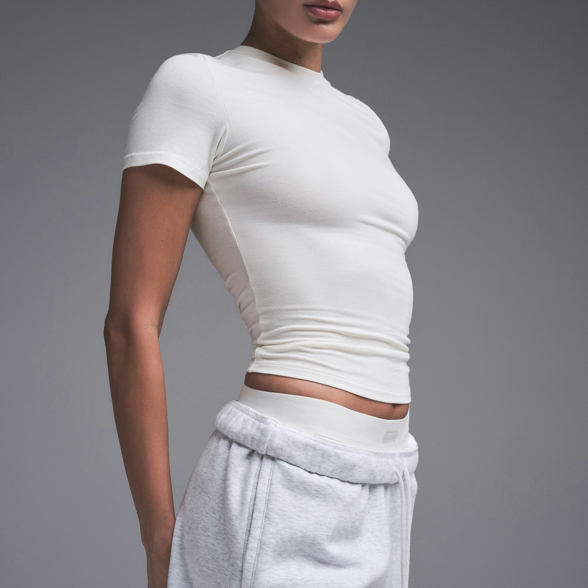 COTTON JERSEY T-SHIRT | MARBLE ON A MODEL SIDE VIEW | FOCUS: 0.0, 1.0, 0.9