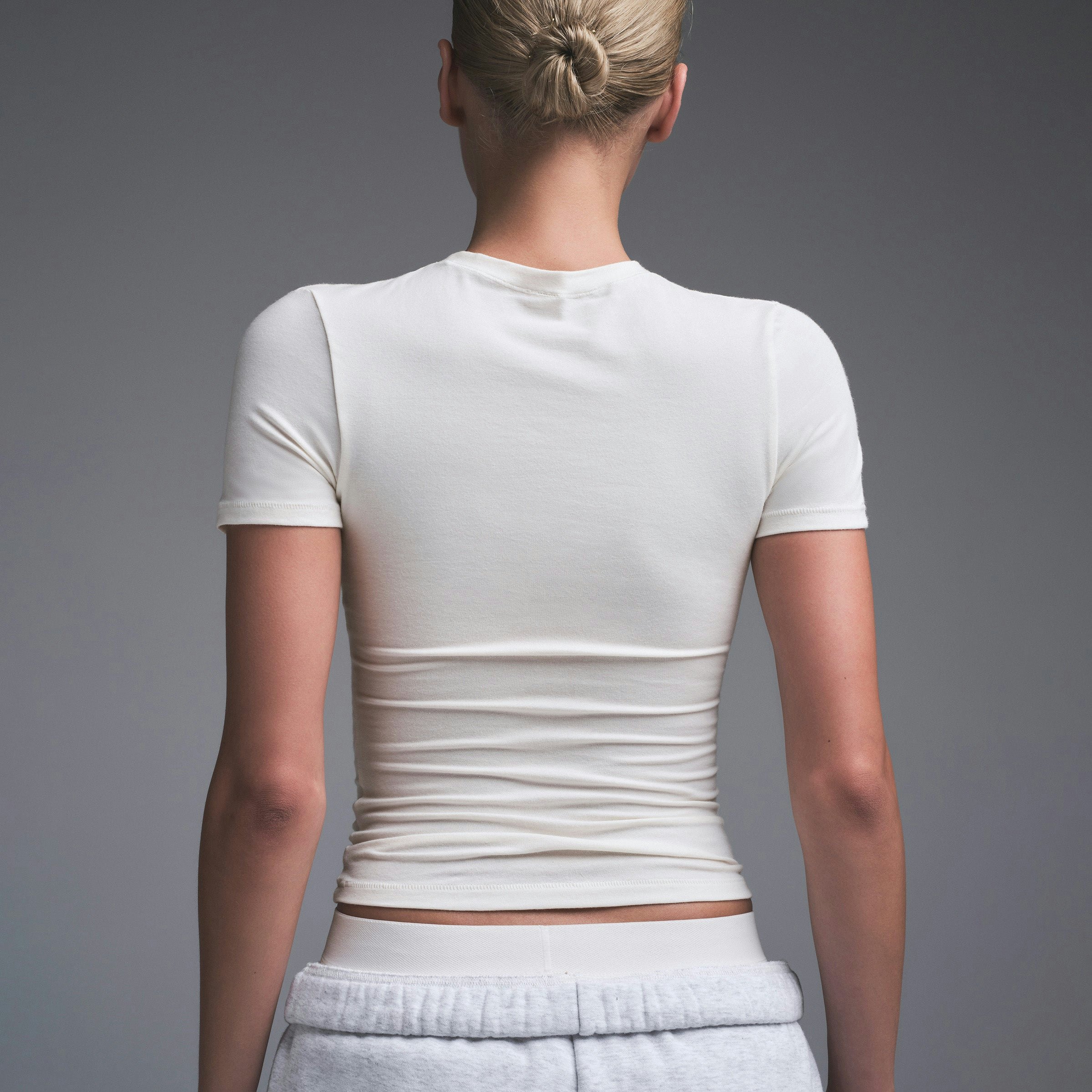 COTTON JERSEY T-SHIRT | MARBLE ON A MODEL BACK VIEW | FOCUS: 0.0, 1.0, 0.9