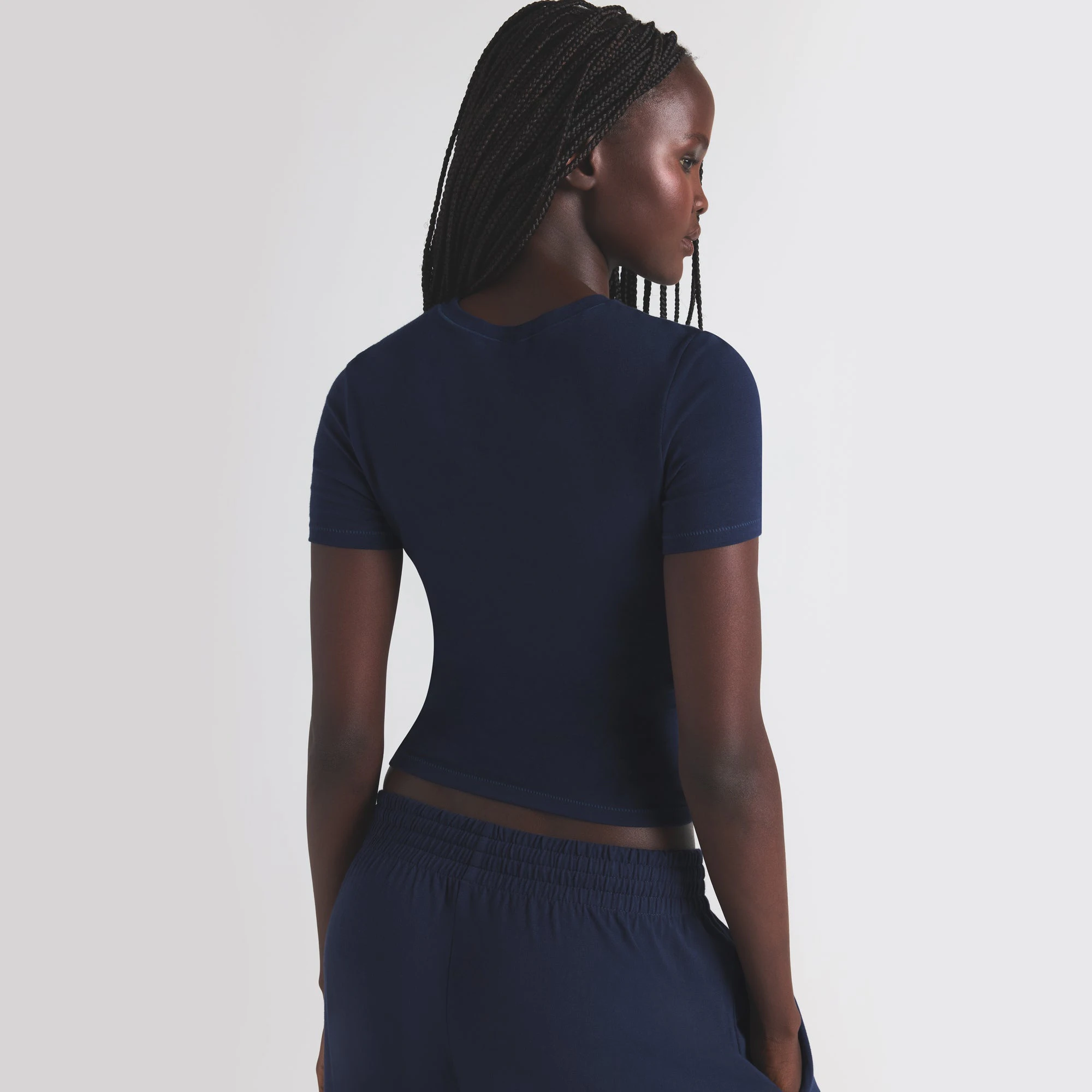 COTTON JERSEY T-SHIRT | NAVY ON A MODEL SIDEVIEW | FOCUS: 0.0, 1.0, 0.9