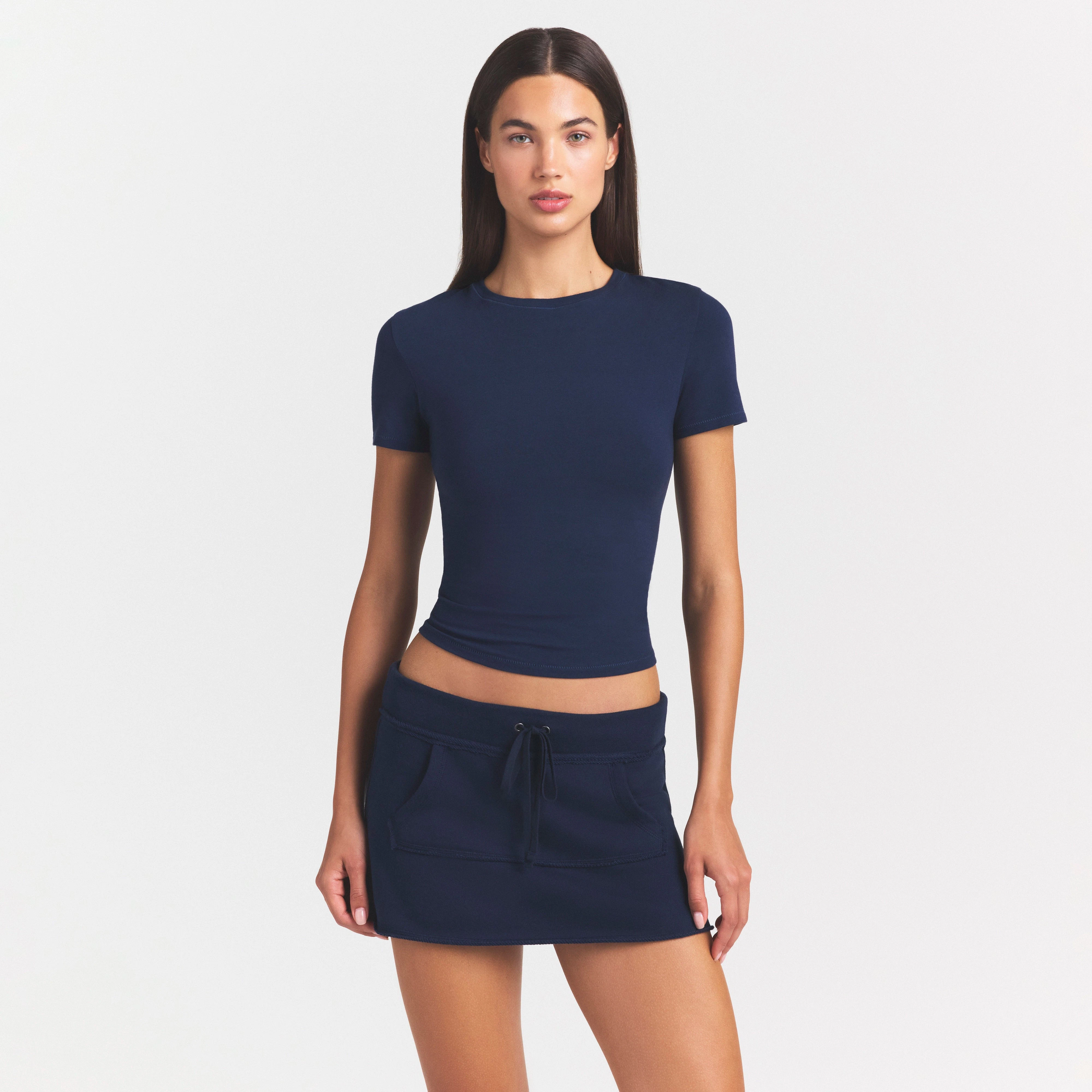 COTTON JERSEY T-SHIRT | NAVY ON A MODEL SIDE VIEW @ | FOCUS: 0.0, 1.0, 0.9