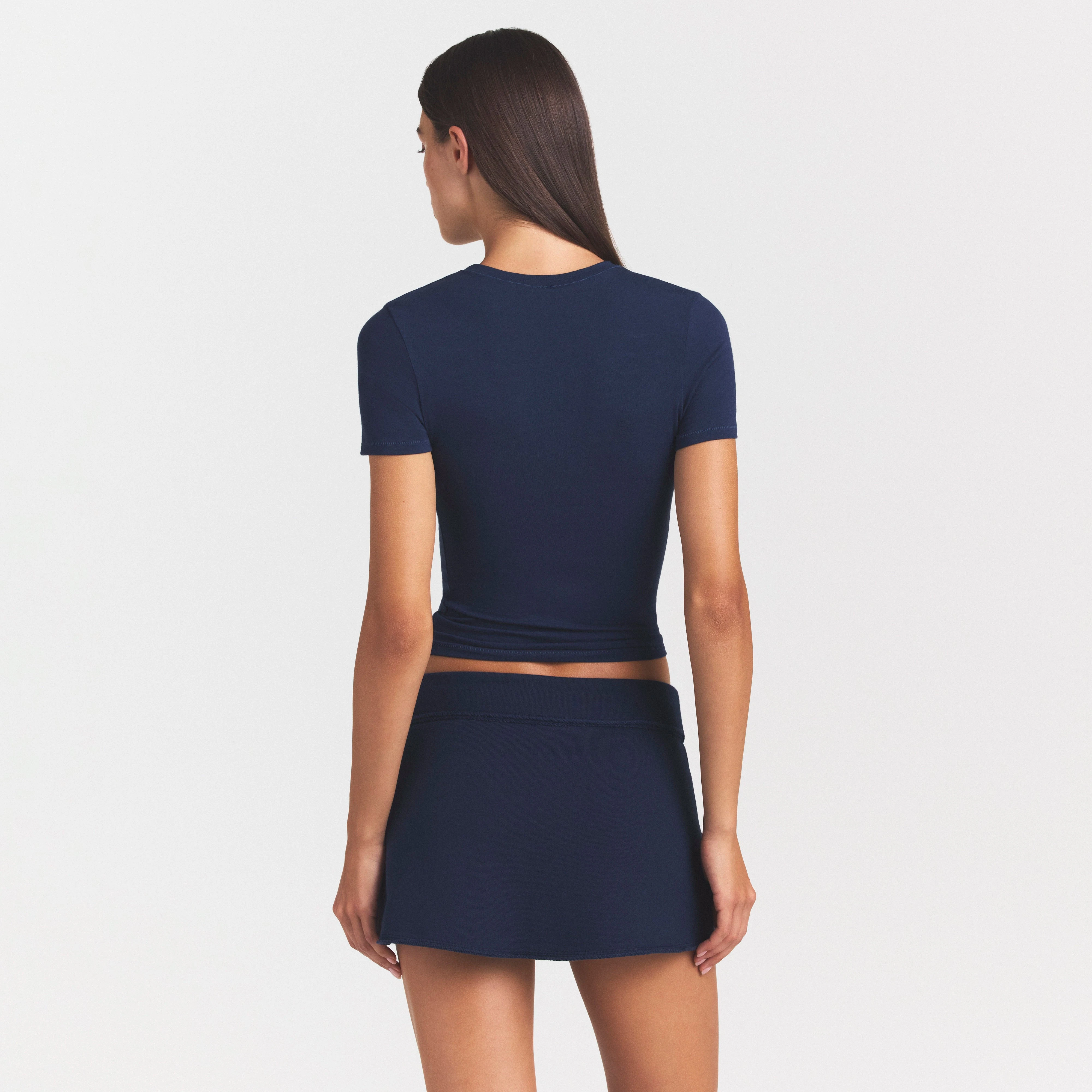 COTTON JERSEY T-SHIRT | NAVY ON A MODEL SIDE VIEW @ | FOCUS: 0.0, 1.0, 0.9