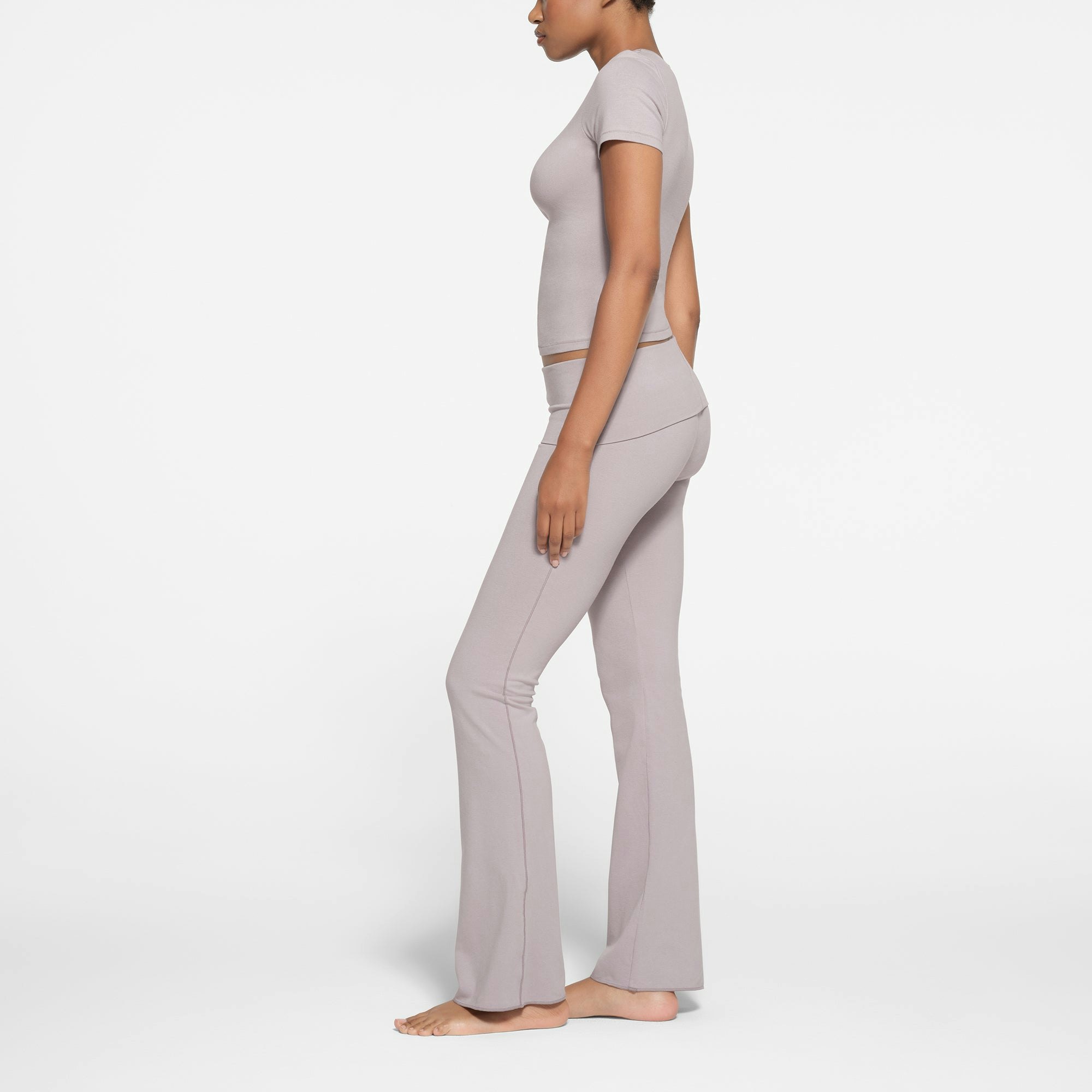 COTTON JERSEY T-SHIRT | OYSTER ON A MODEL SIDE VIEW