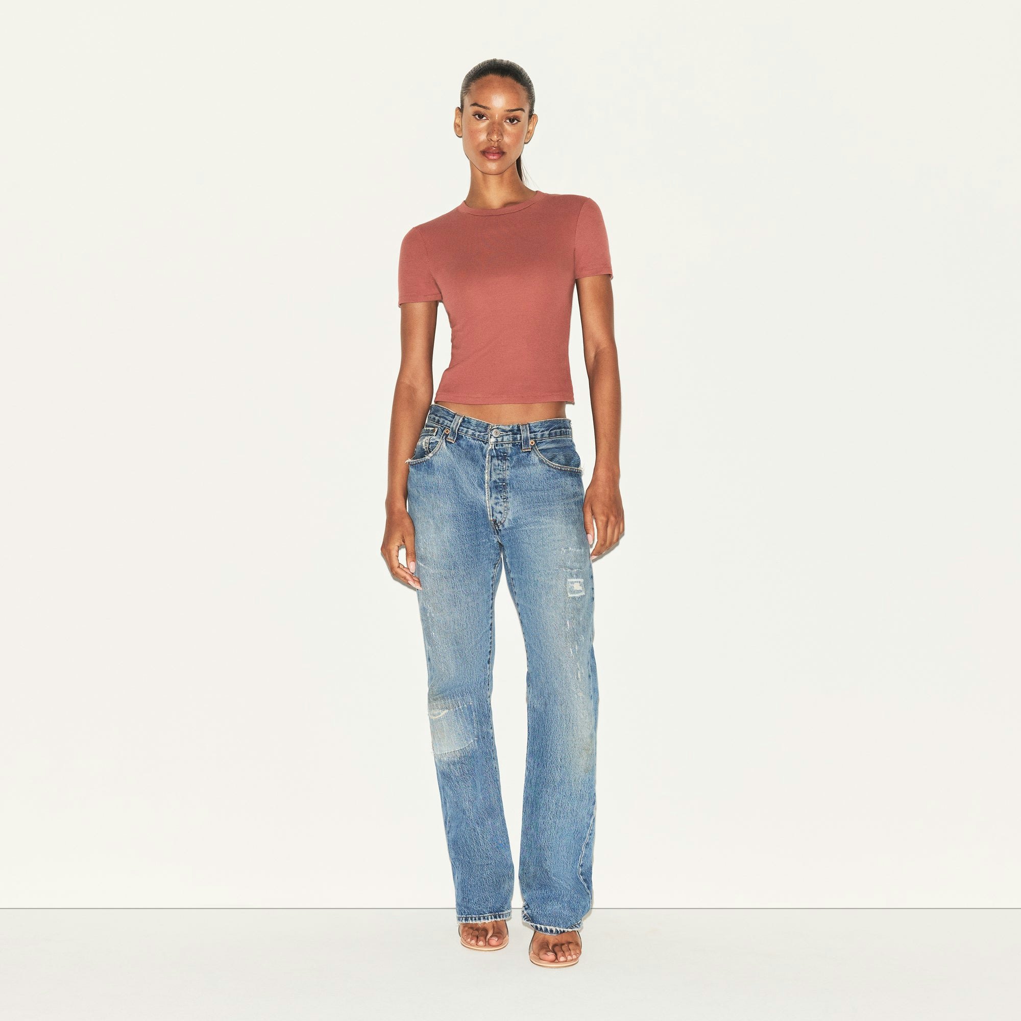 COTTON JERSEY T-SHIRT | REDWOOD ON A MODEL FRONT VIEW | FOCUS: 0.0, 1.0, 0.9