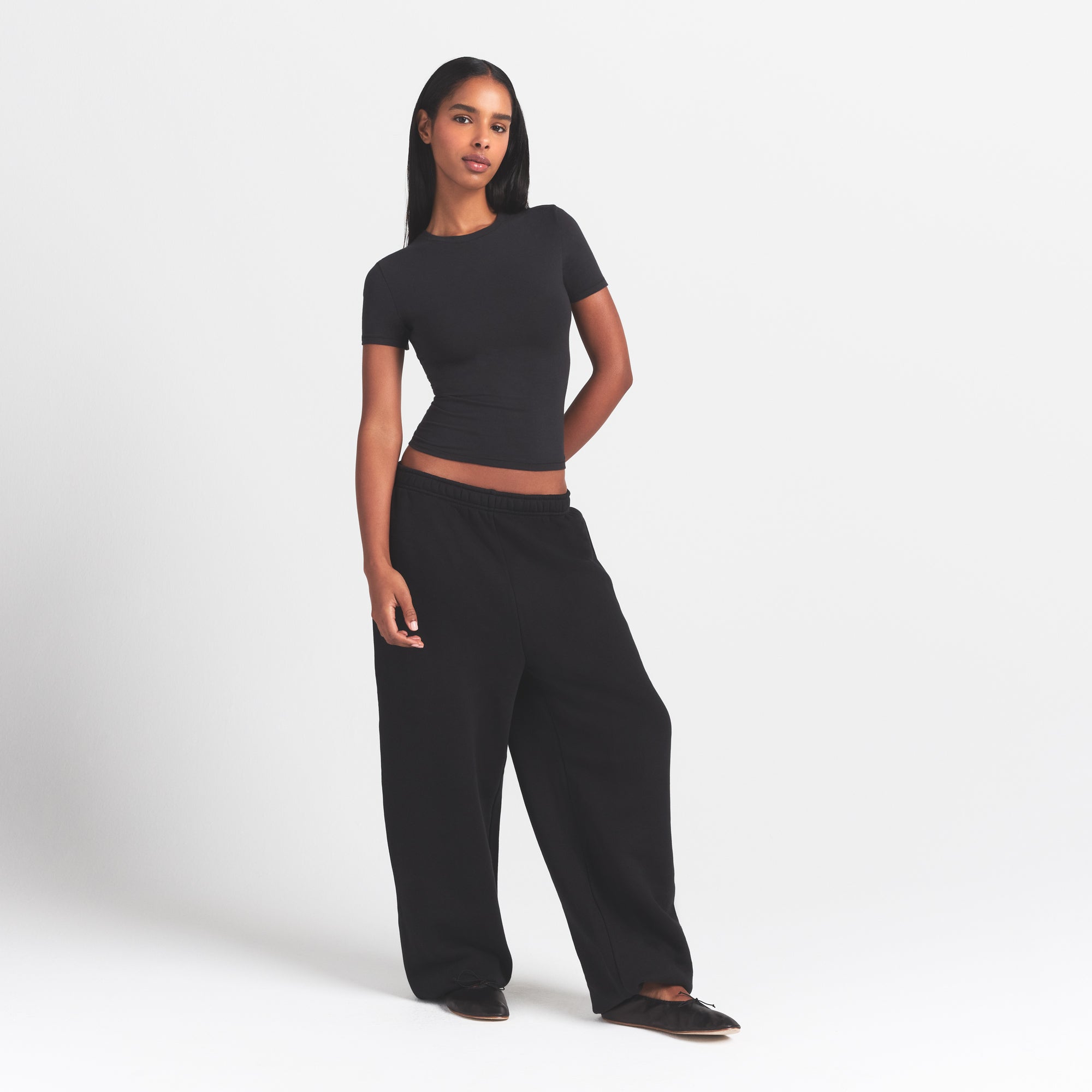 COTTON JERSEY T-SHIRT | SOOT ON A MODEL FRONT VIEW @ | FOCUS: 0.9, 0.1, 0.7