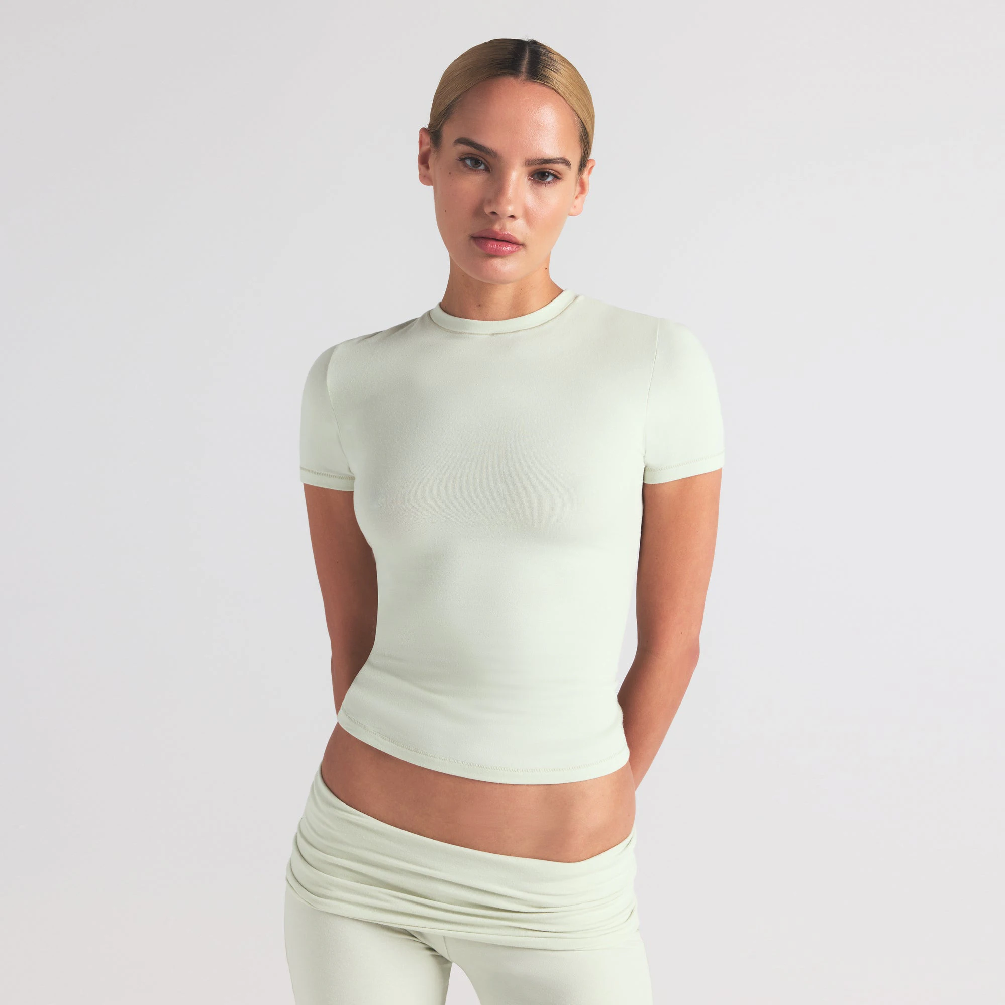 COTTON JERSEY T-SHIRT | SPEARMINT ON A MODEL SIDE VIEW | FOCUS: 0.0, 1.0, 0.9