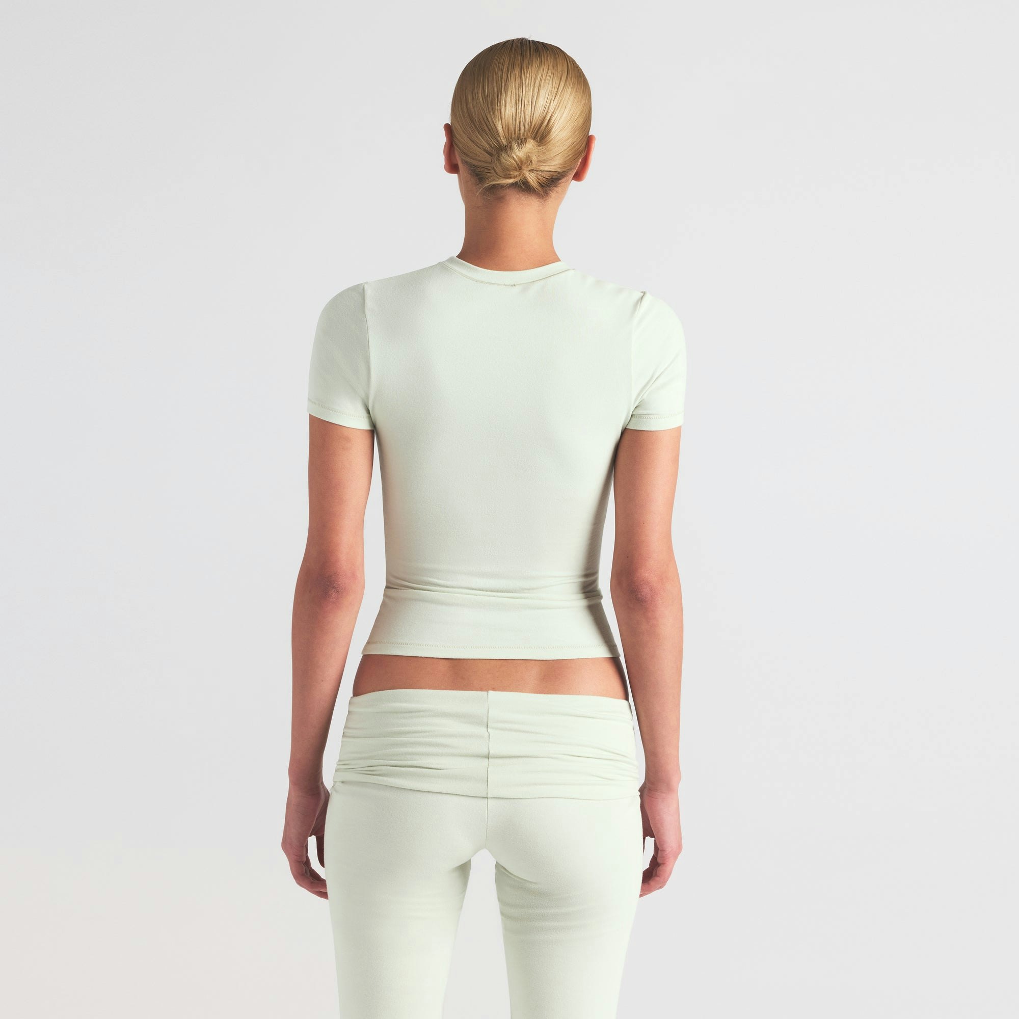 COTTON JERSEY T-SHIRT | SPEARMINT ON A MODEL SIDE VIEW | FOCUS: 0.0, 1.0, 0.9