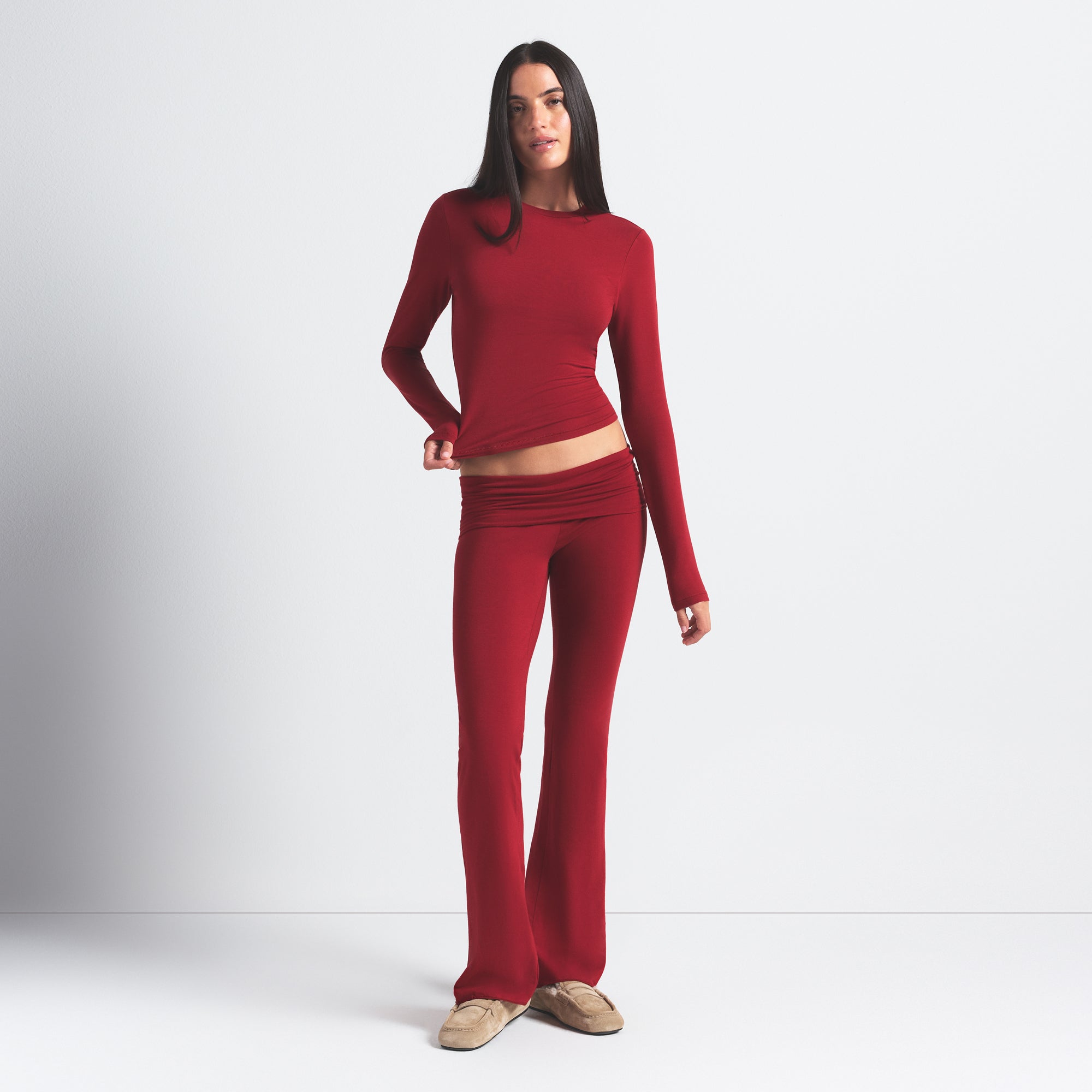 COTTON JERSEY LONG SLEEVE T-SHIRT | BRICK ON A MODEL FRONT VIEW @ | FOCUS: 0.0, 1.0, 0.9