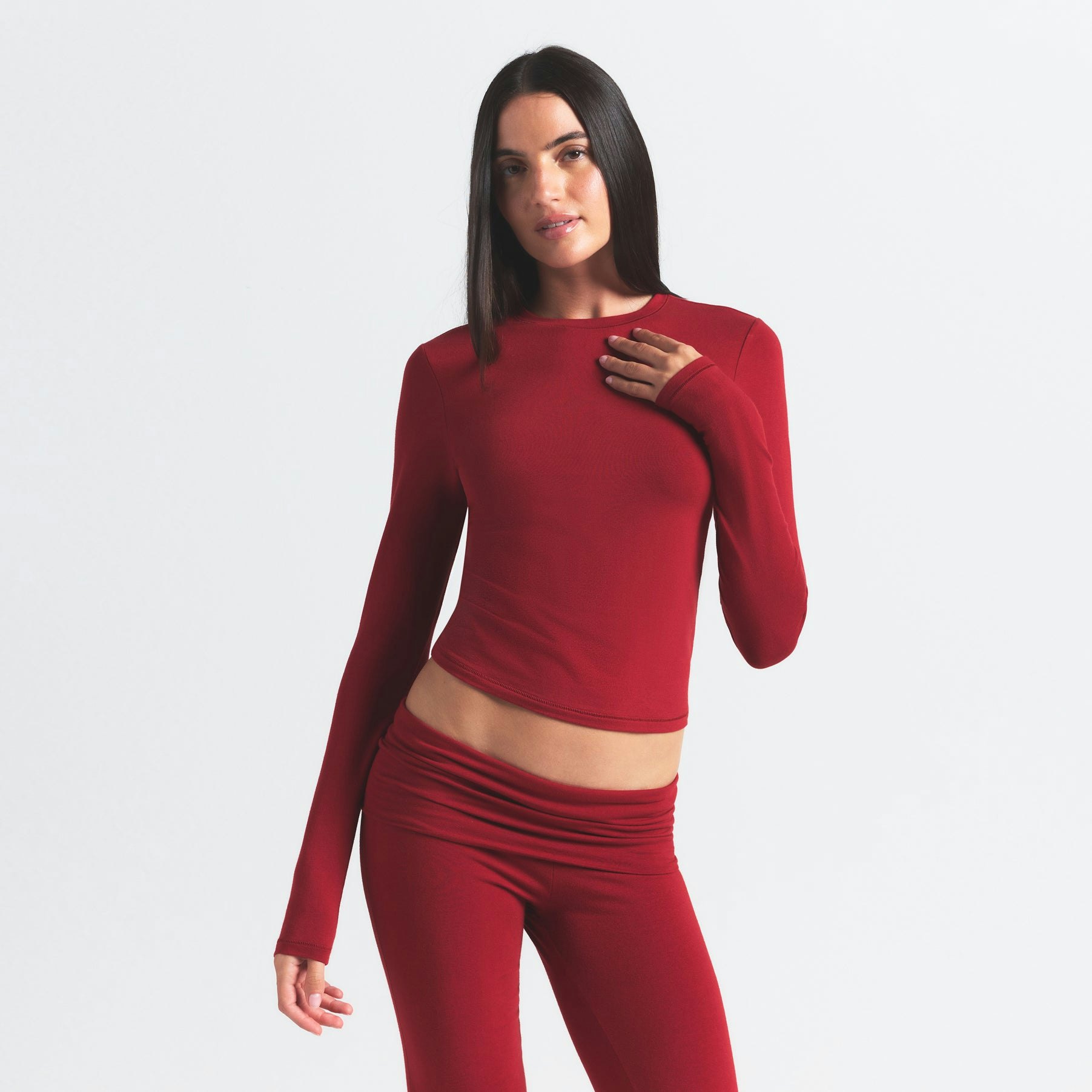 COTTON JERSEY LONG SLEEVE T-SHIRT | BRICK ON A MODEL SIDE VIEW @ | FOCUS: 0.0, 1.0, 0.9